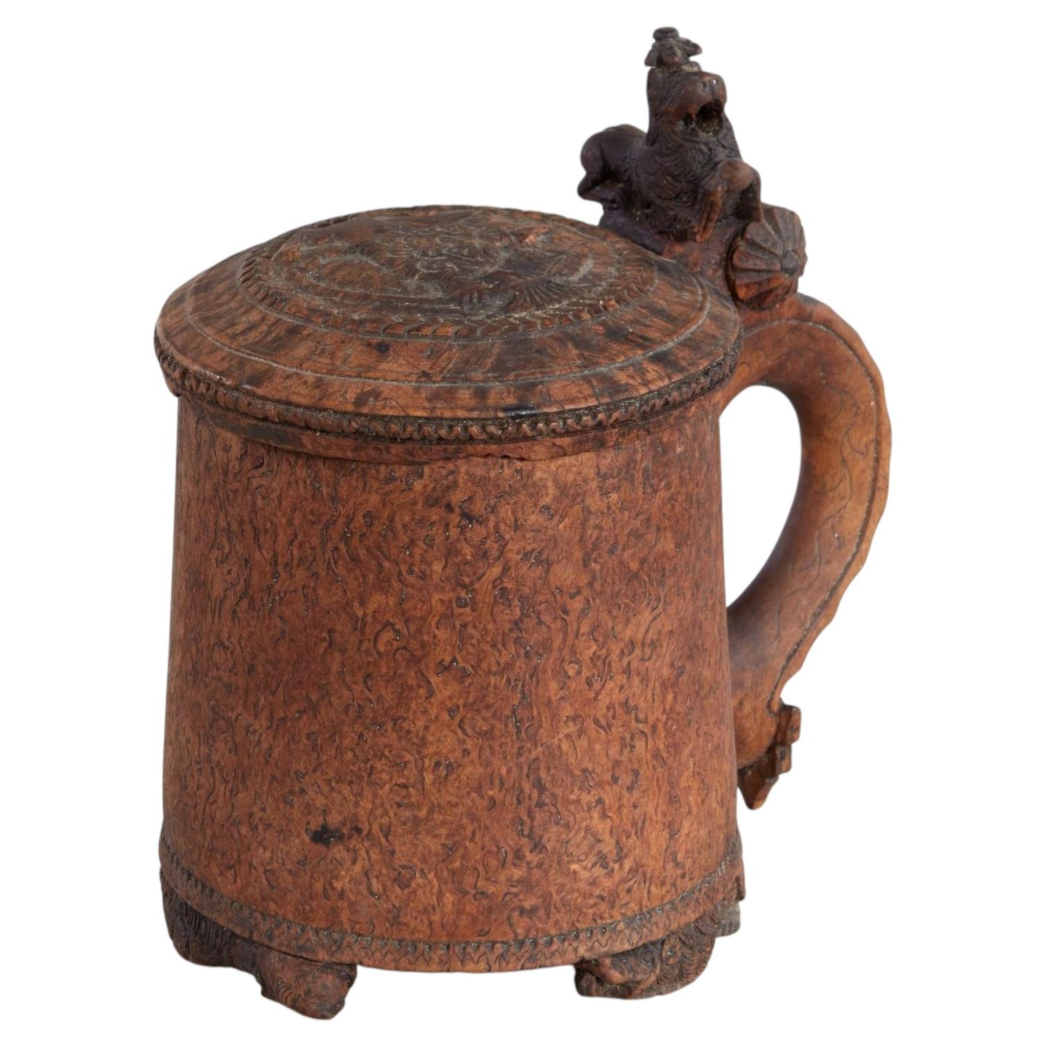Norwegischer Krug aus Wurzelholz, datiert auf das Jahr 1707 im Angebot