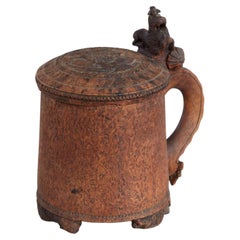 Chope norvégienne en bois de loupe datée de 1707
