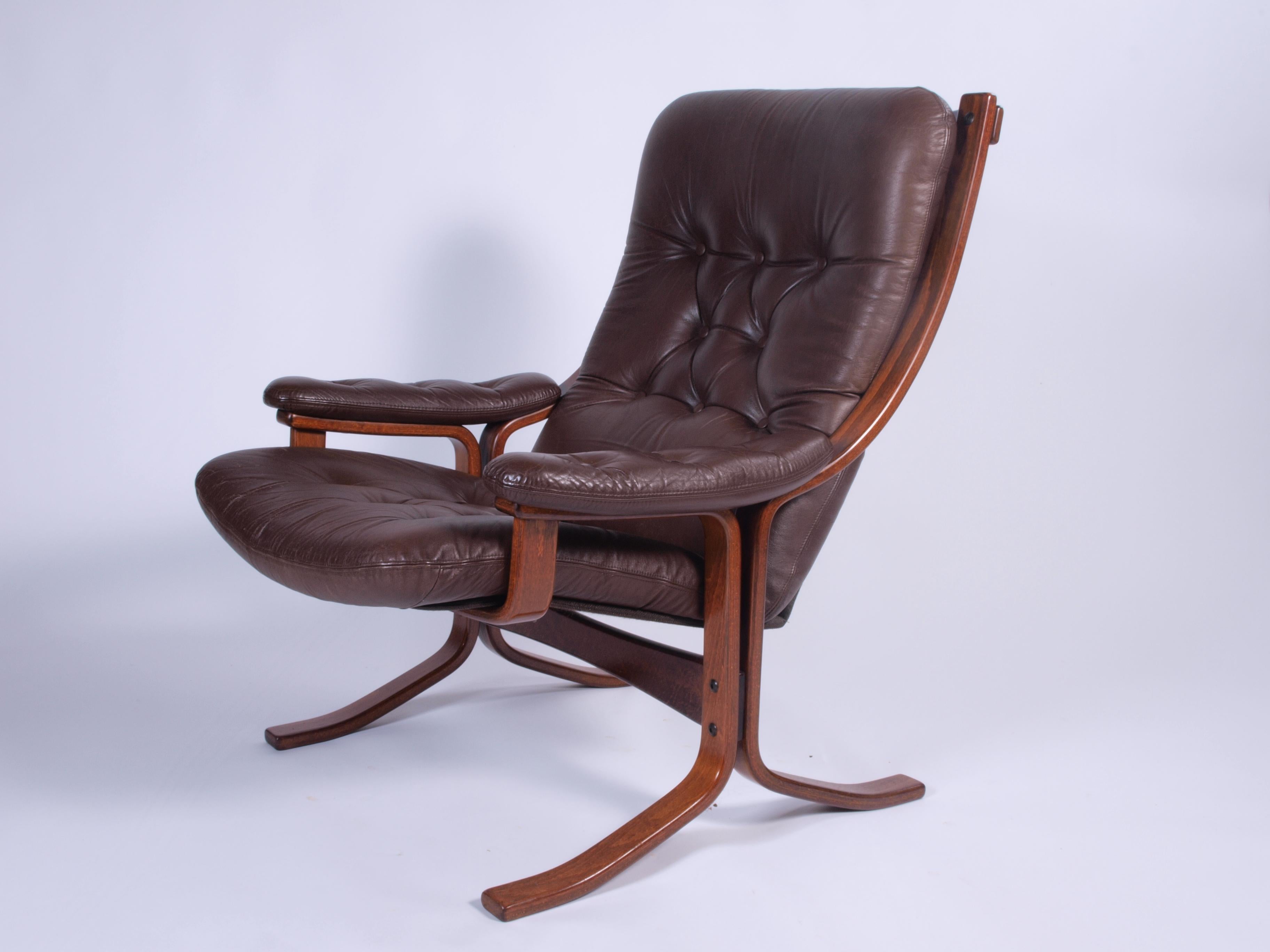 Ce fauteuil norvégien élégant et exceptionnellement confortable date des années 1970. Fabriquée en bois de hêtre teinté et verni, cette chaise présente un design unique de Jon Hjortdal pour Velledalen Mobler.

La magnifique tapisserie d'ameublement