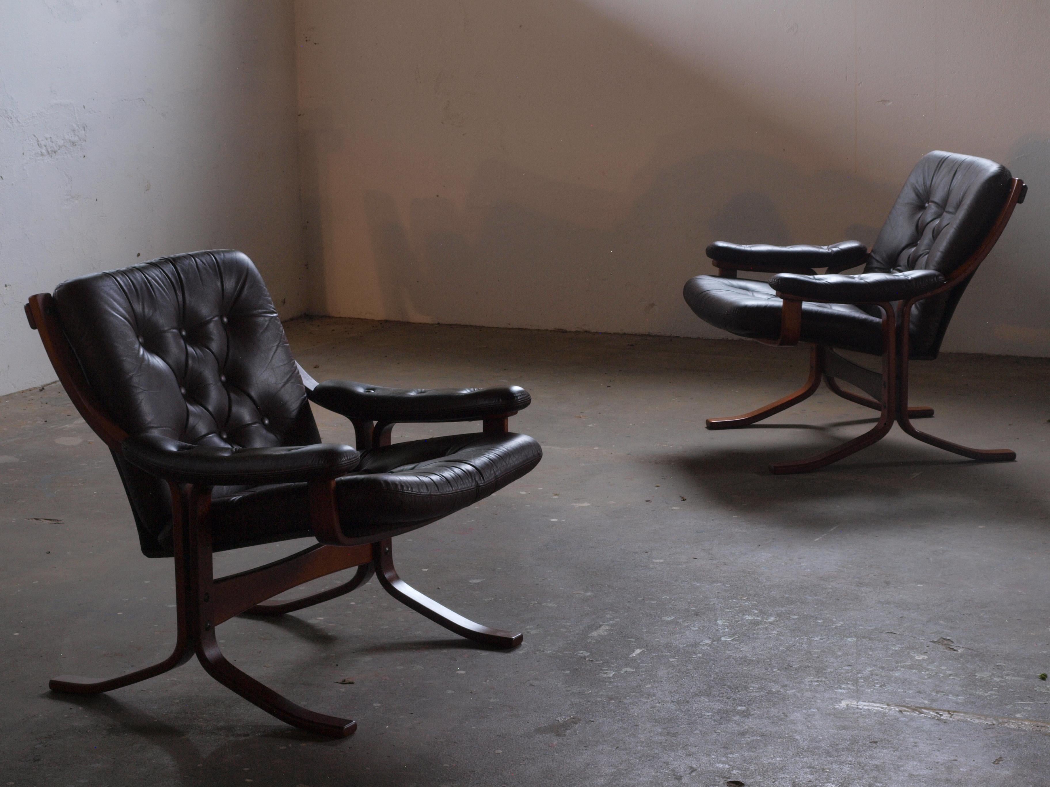 Ce fauteuil norvégien des années 1970, conçu par Jon Hjortdal pour Velledalen Mobler, est une pièce élégante et remarquablement confortable. Fabriquée en bois courbé de hêtre teinté et verni, la chaise présente un design unique qui offre à la fois