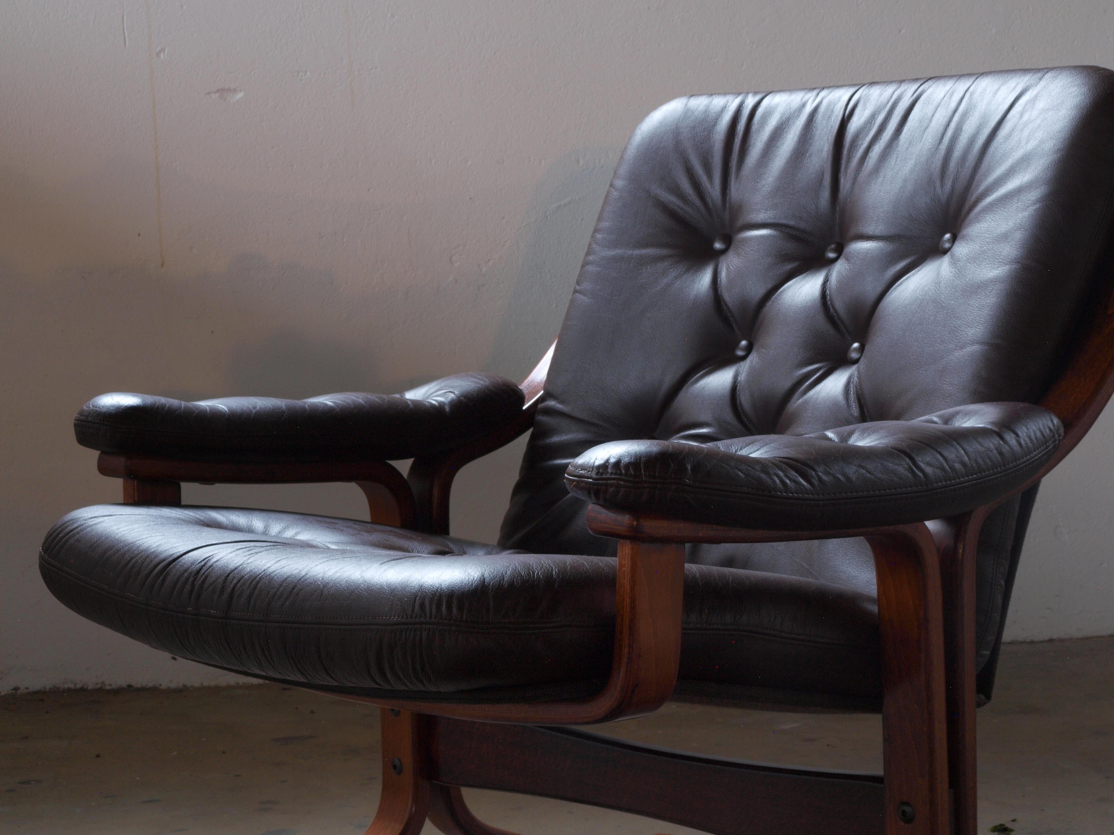 Norwegian Cantilever Easy Chairs in Leather by Jon Hjortdal, Velledalen In Good Condition For Sale In Store Heddinge, DK