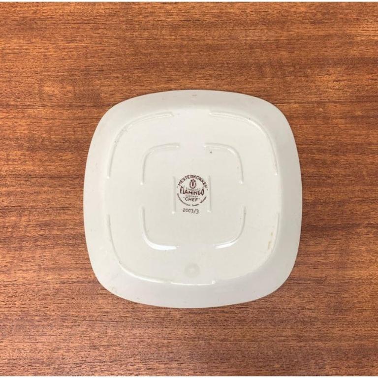 Piatto norvegese in ceramica Flamingo Master Chef dipinto a mano di Inger Waage in vendita 4