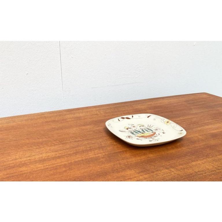 Piatto in ceramica norvegese Flamingo Master Chef dipinto a mano da Inger Waage di Stavanger Flint, in ottime condizioni. Progettato tra il 1960 e il 1969 Questo pezzo ha un marchio di attribuzione.

Informazioni aggiuntive:
Materiali: