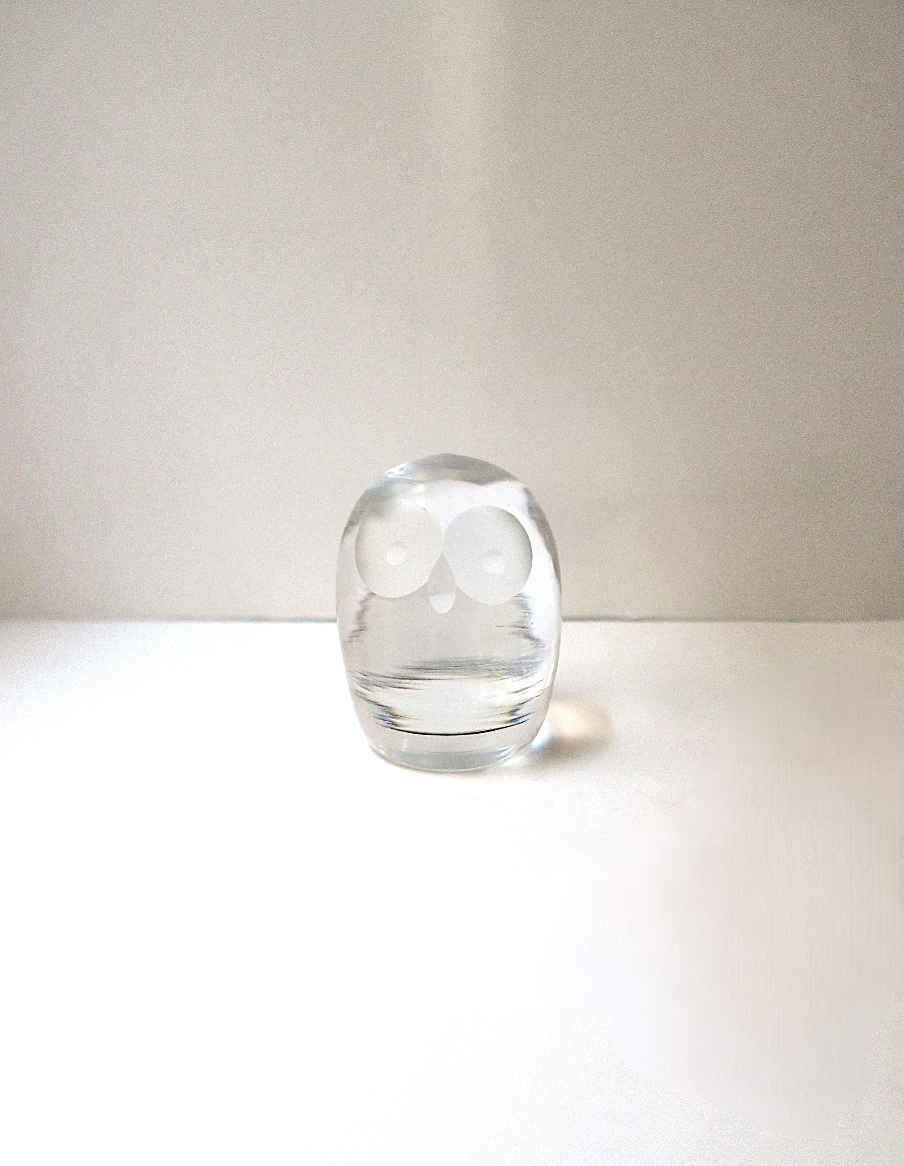¡Qué búho de cristal tan mono! Búho noruego de cristal, diseño moderno escandinavo, hacia finales del siglo XX, Noruega. Una gran pieza para un escritorio, estantería, alféizar, tocador, mueble de porcelana, etc. La pieza también sería un bonito