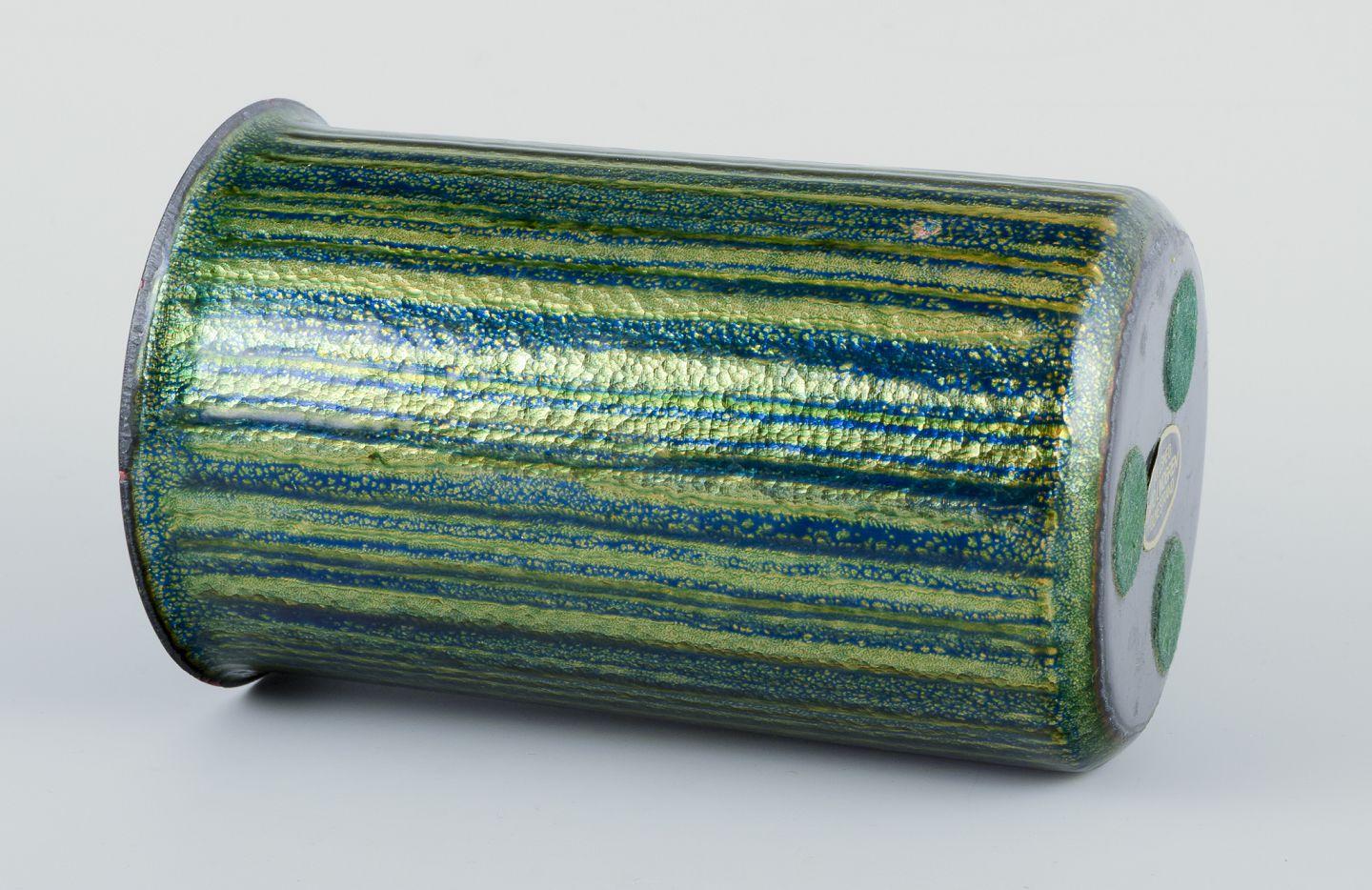 Design/One. Vase en cuivre émaillé. Forme cylindrique. Bon état - En vente à København, Copenhagen