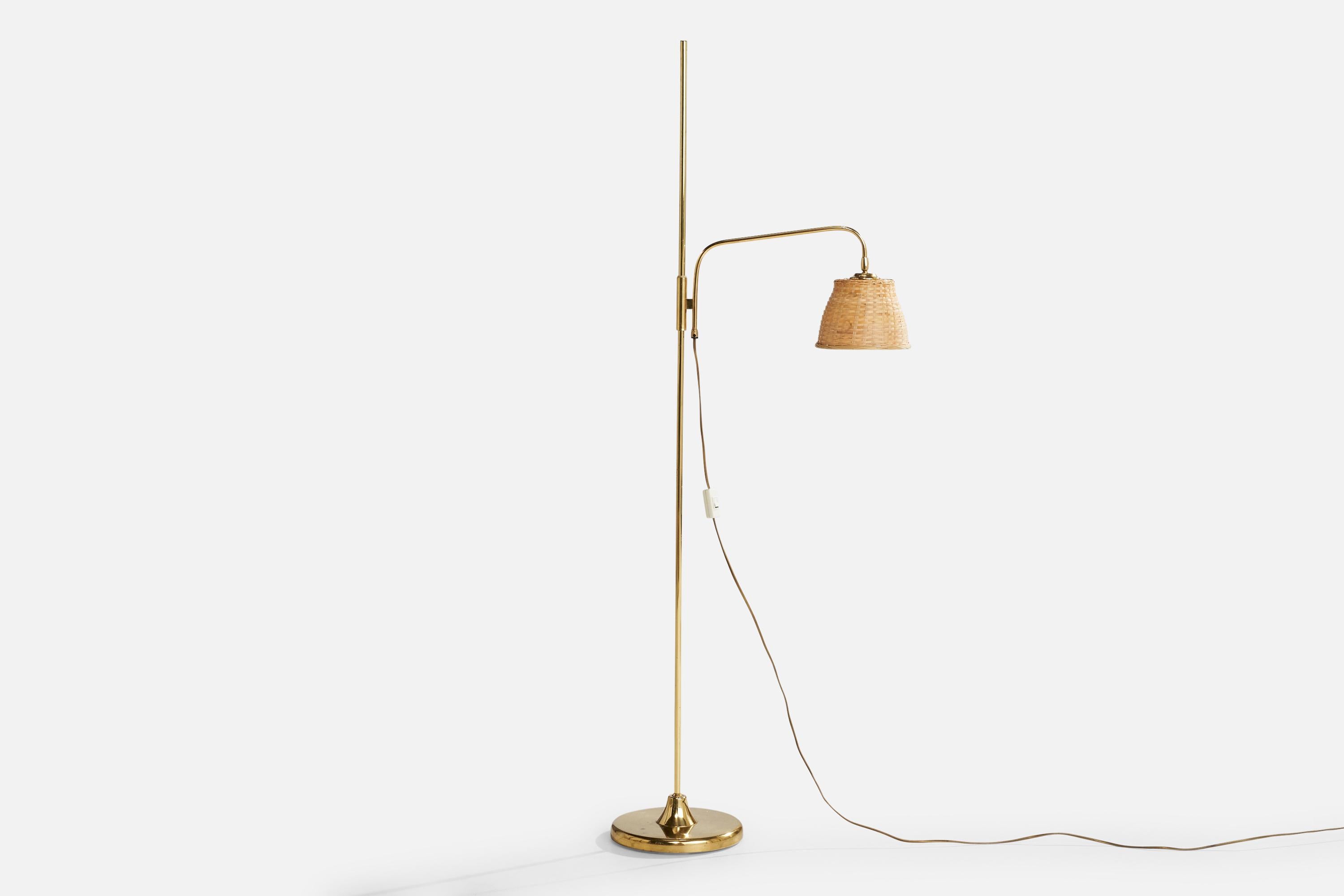 Lampadaire réglable en laiton et en rotin, conçu et produit en Norvège, c. 1960.

Dimensions de la lampe avec abat-jour (pouces) : 59.7