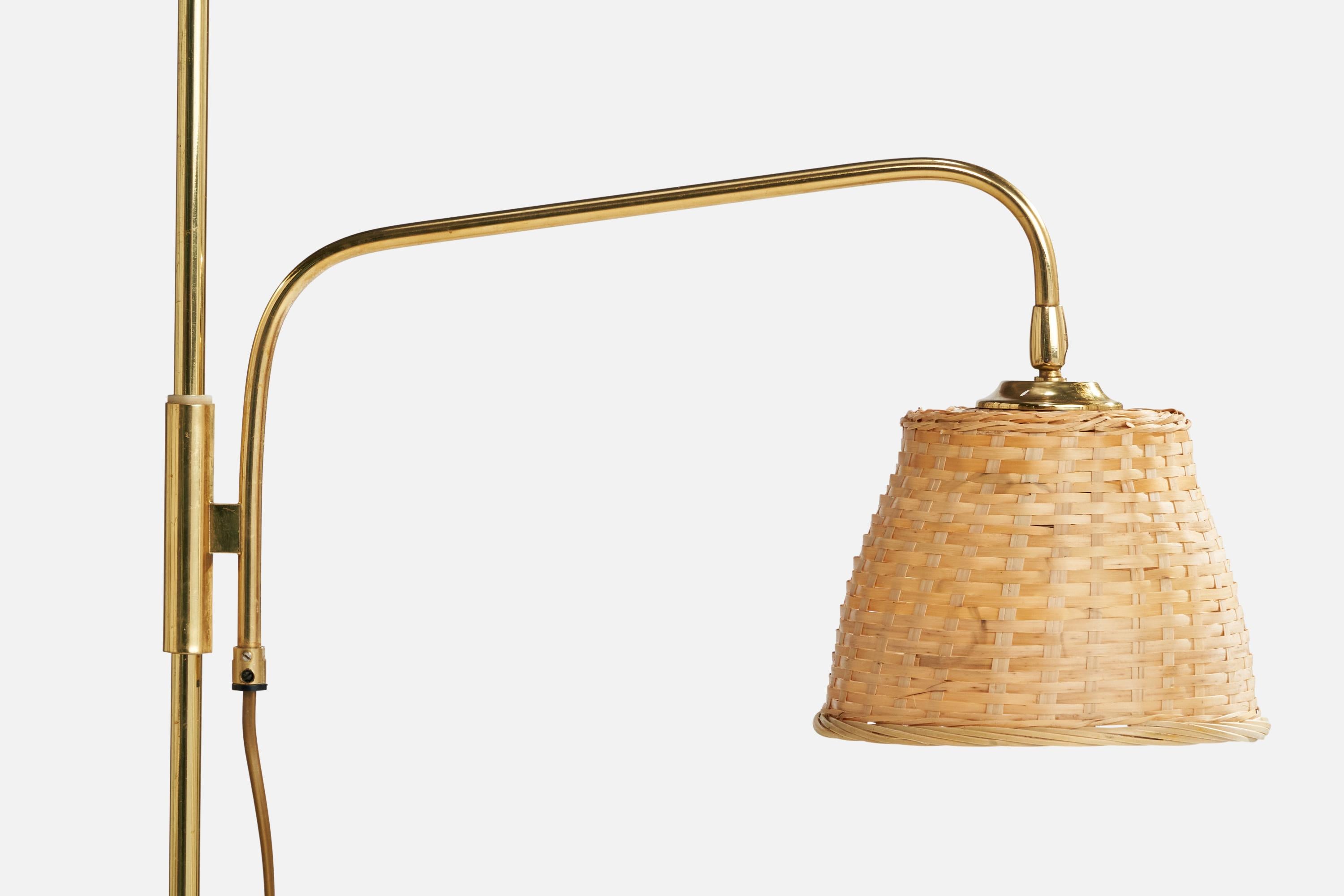 Designer norvégien, lampadaire, laiton, rotin, Norvège, années 1960 Bon état - En vente à High Point, NC