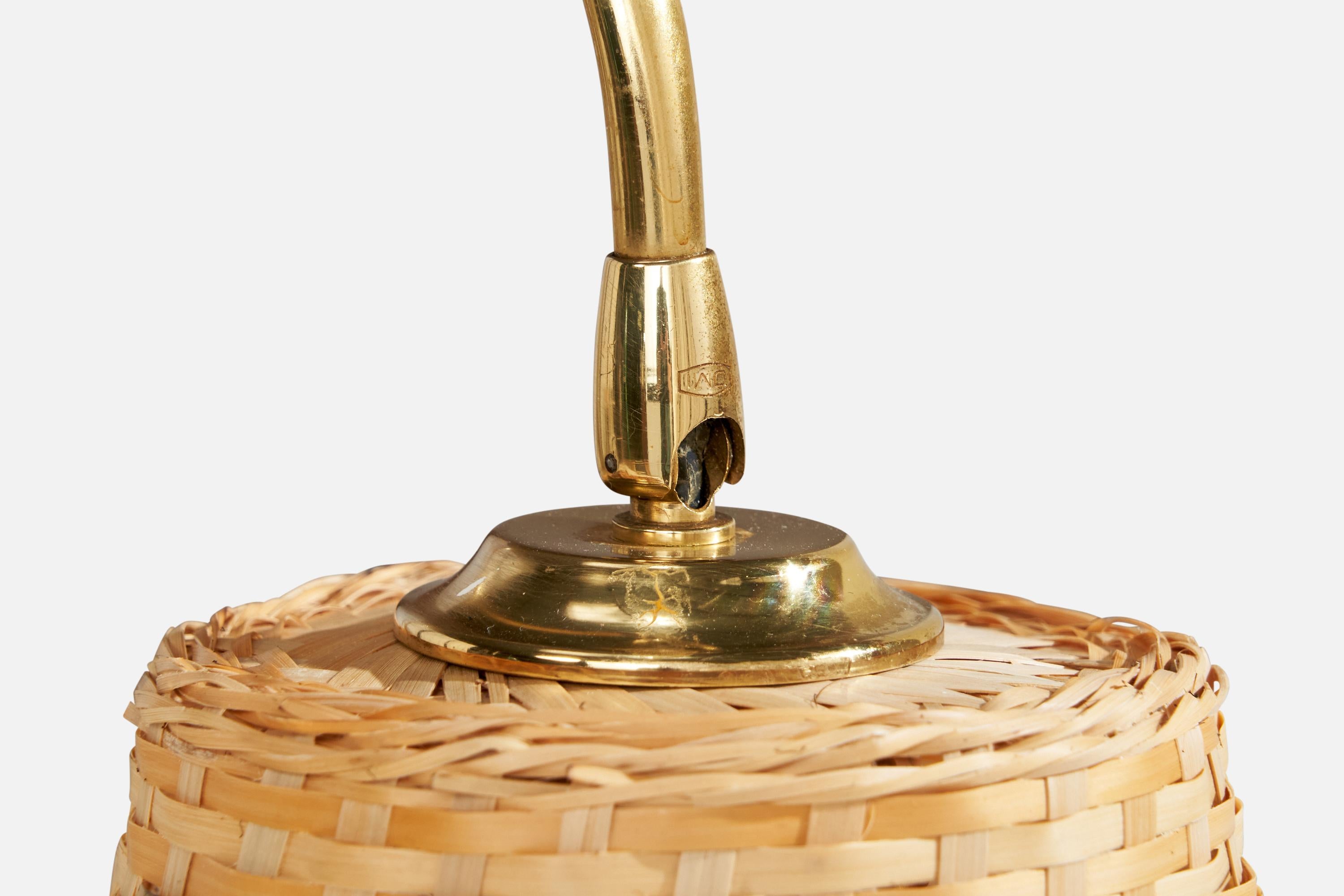 Laiton Designer norvégien, lampadaire, laiton, rotin, Norvège, années 1960 en vente