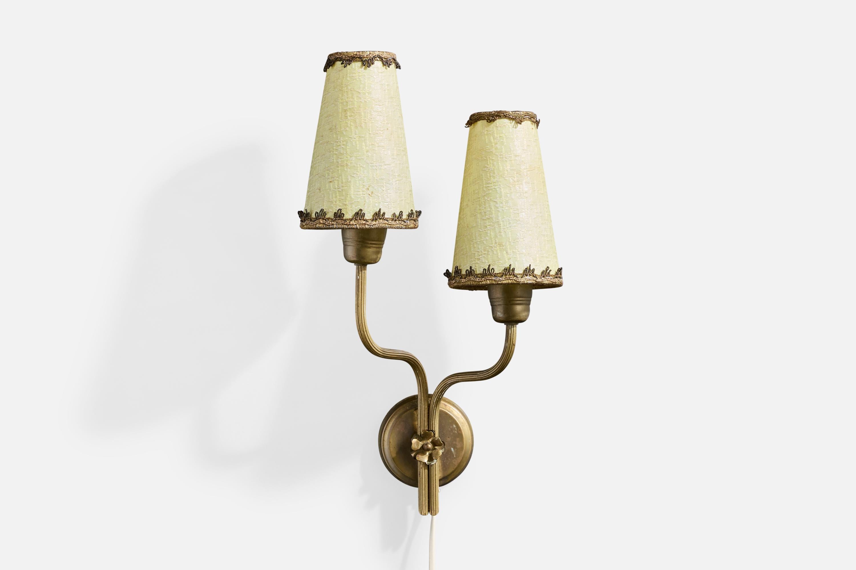 Aplique de latón y tela marrón amarillenta diseñado y fabricado en Noruega, c. década de 1940.

Presencia de oxidación moderada en todo el latón, manchas de color marrón claro en todos los tonos

Dimensiones totales (pulgadas): 17,25