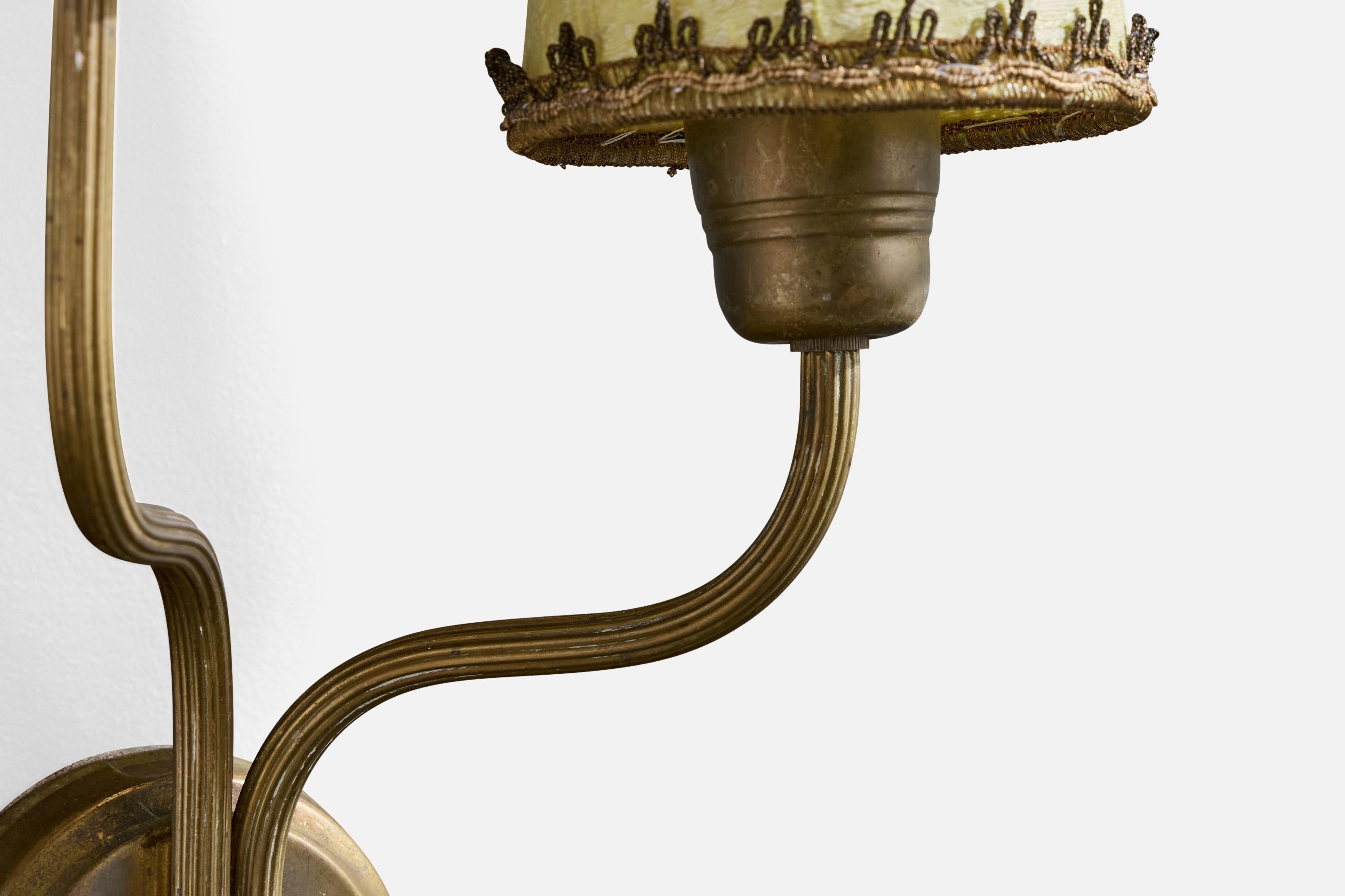 Diseñador noruego, aplique, latón, tela, Noruega, años 1940 mediados del siglo XX en venta