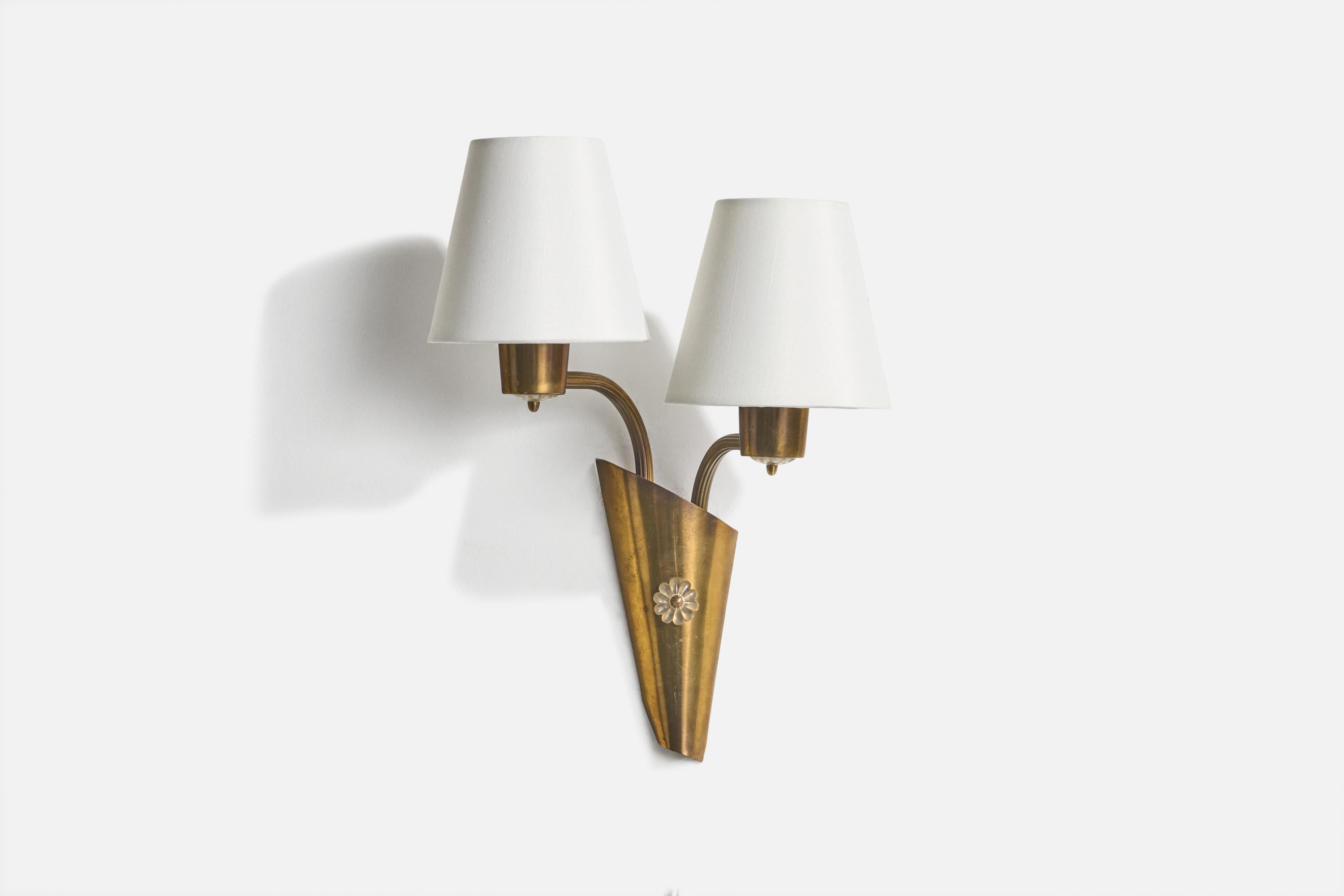 Un'applique in ottone e tessuto bianco progettata e prodotta in Norvegia, negli anni '1950 circa.

Dimensioni complessive (pollici): 13,5