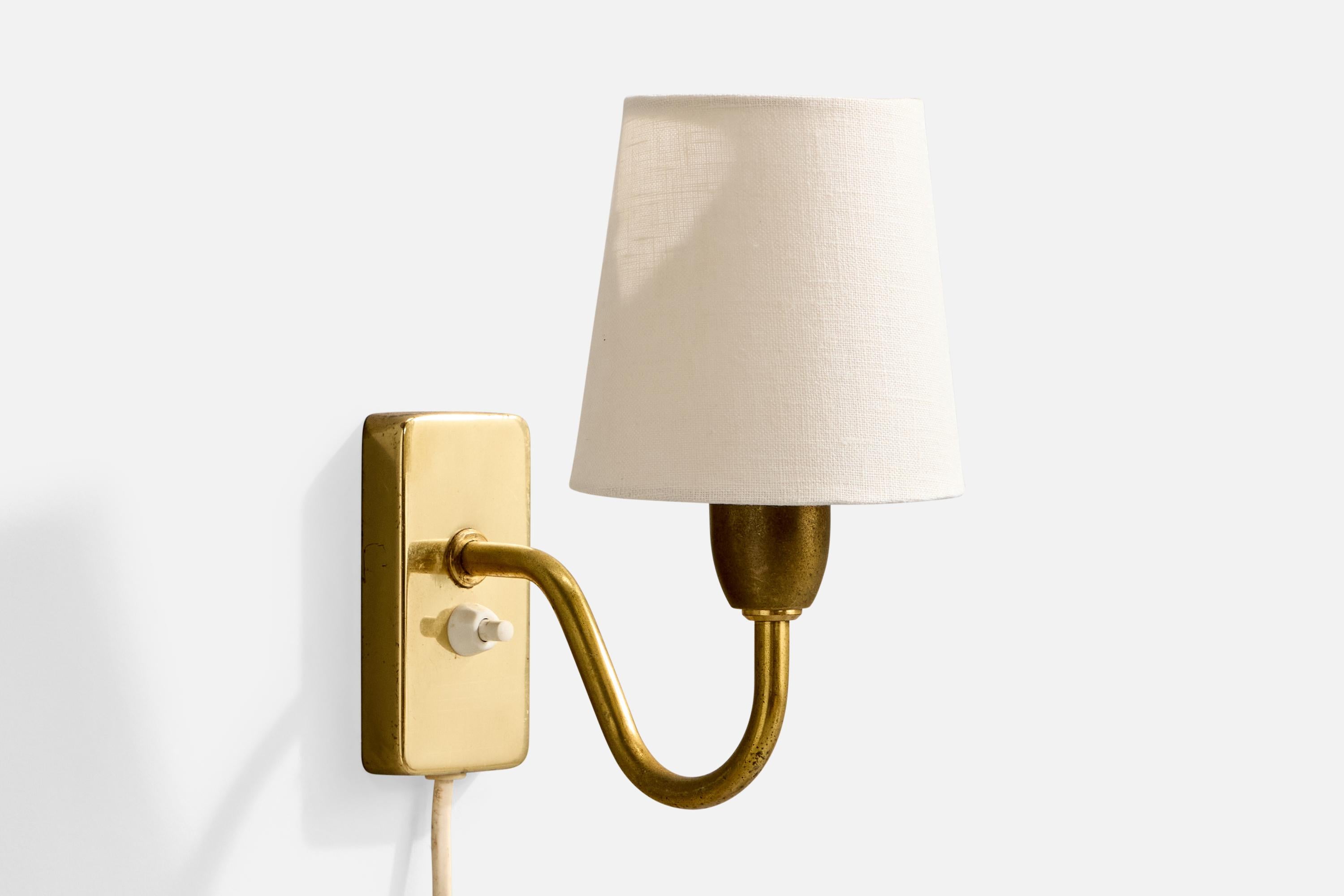 Un'applique in ottone e tessuto bianco probabilmente progettata e prodotta in Norvegia, negli anni '50 circa.

Leggera ossidazione presente in tutto l'apparecchio.

Dimensioni complessive (pollici): 7,5