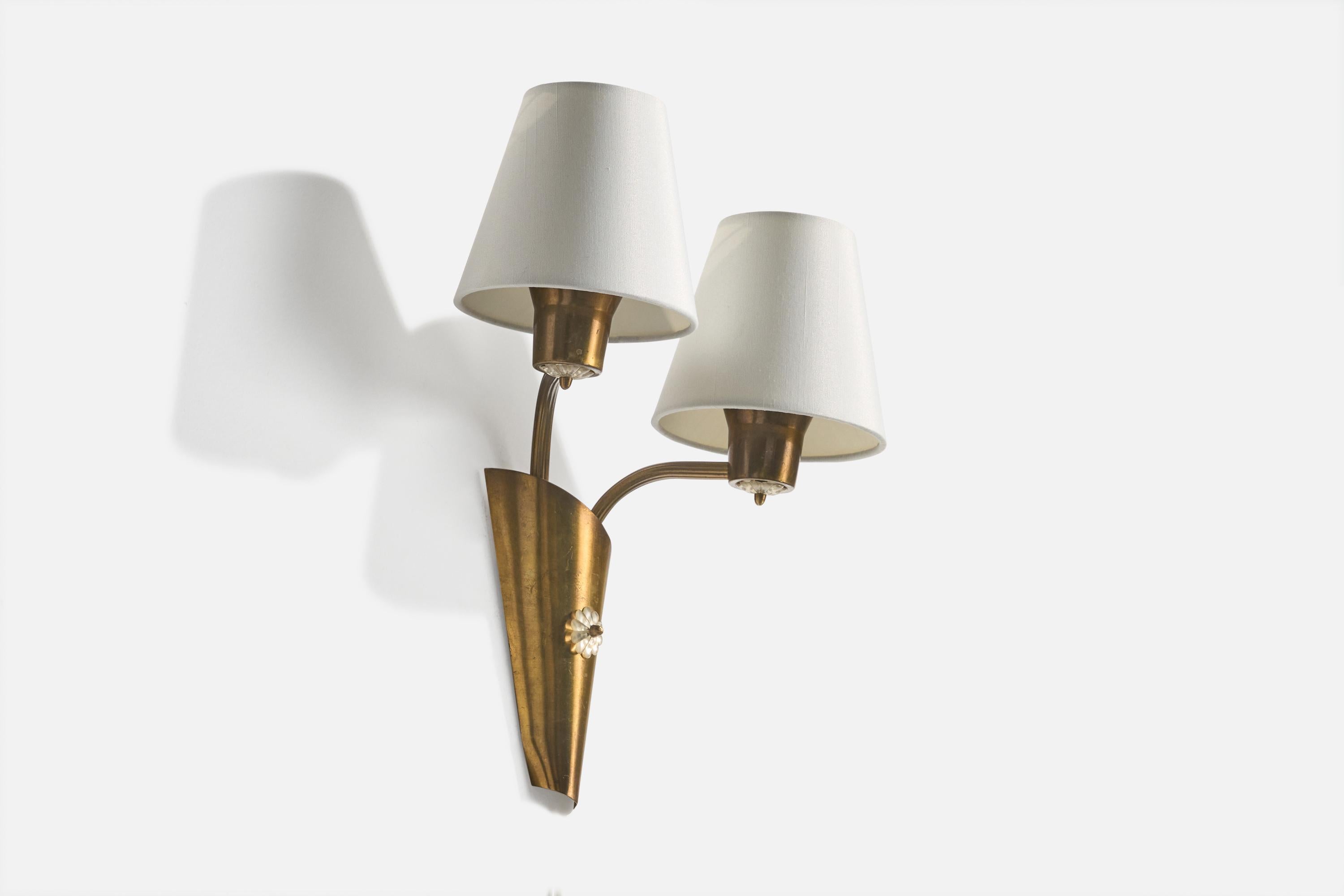 Mid-Century moderno Designer norvegese, lampada da parete, ottone, tessuto, Norvegia, anni '50