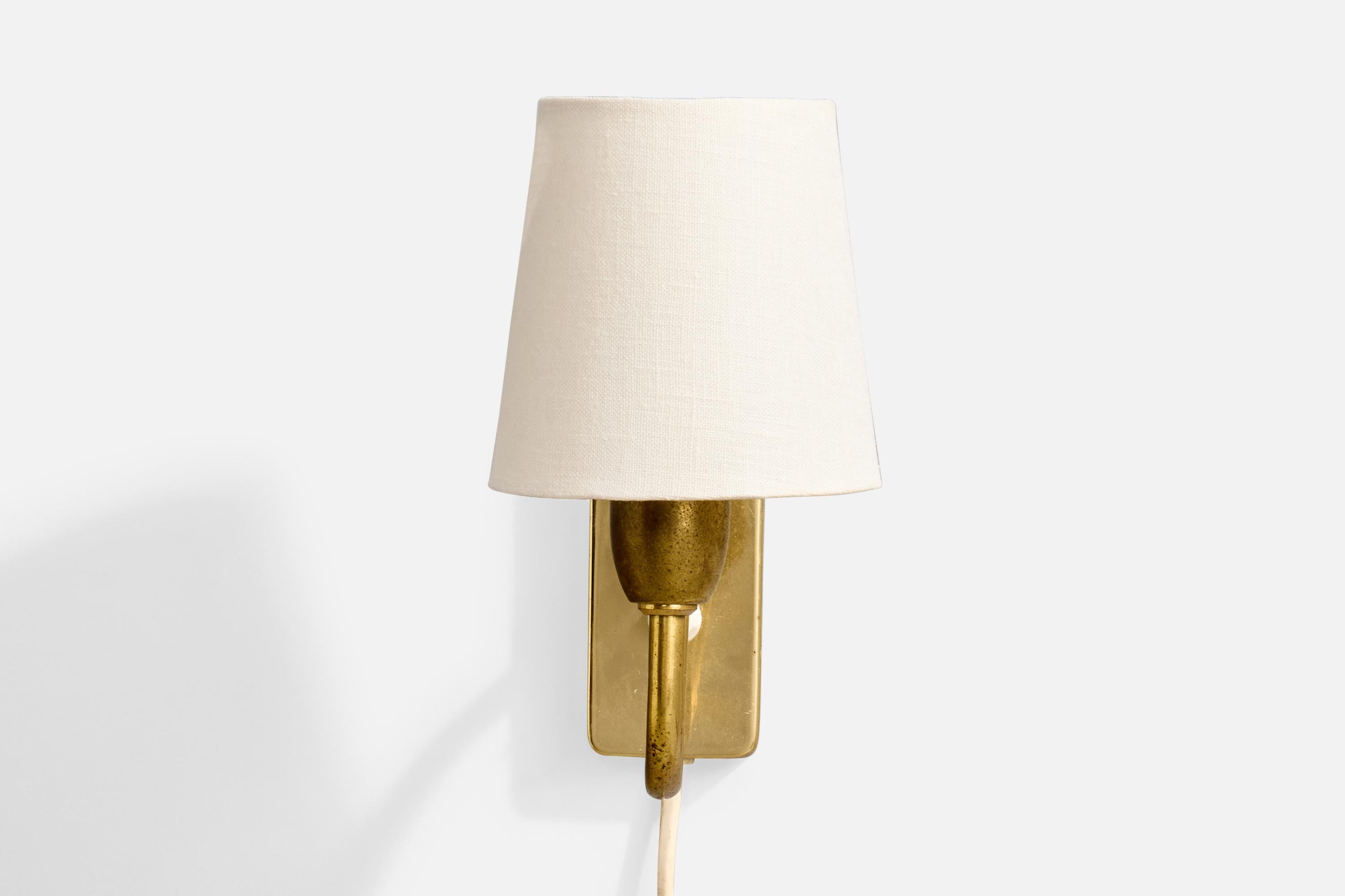 Mid-Century moderno Designer norvegese, lampada da parete, ottone, tessuto, Norvegia, anni '50 in vendita