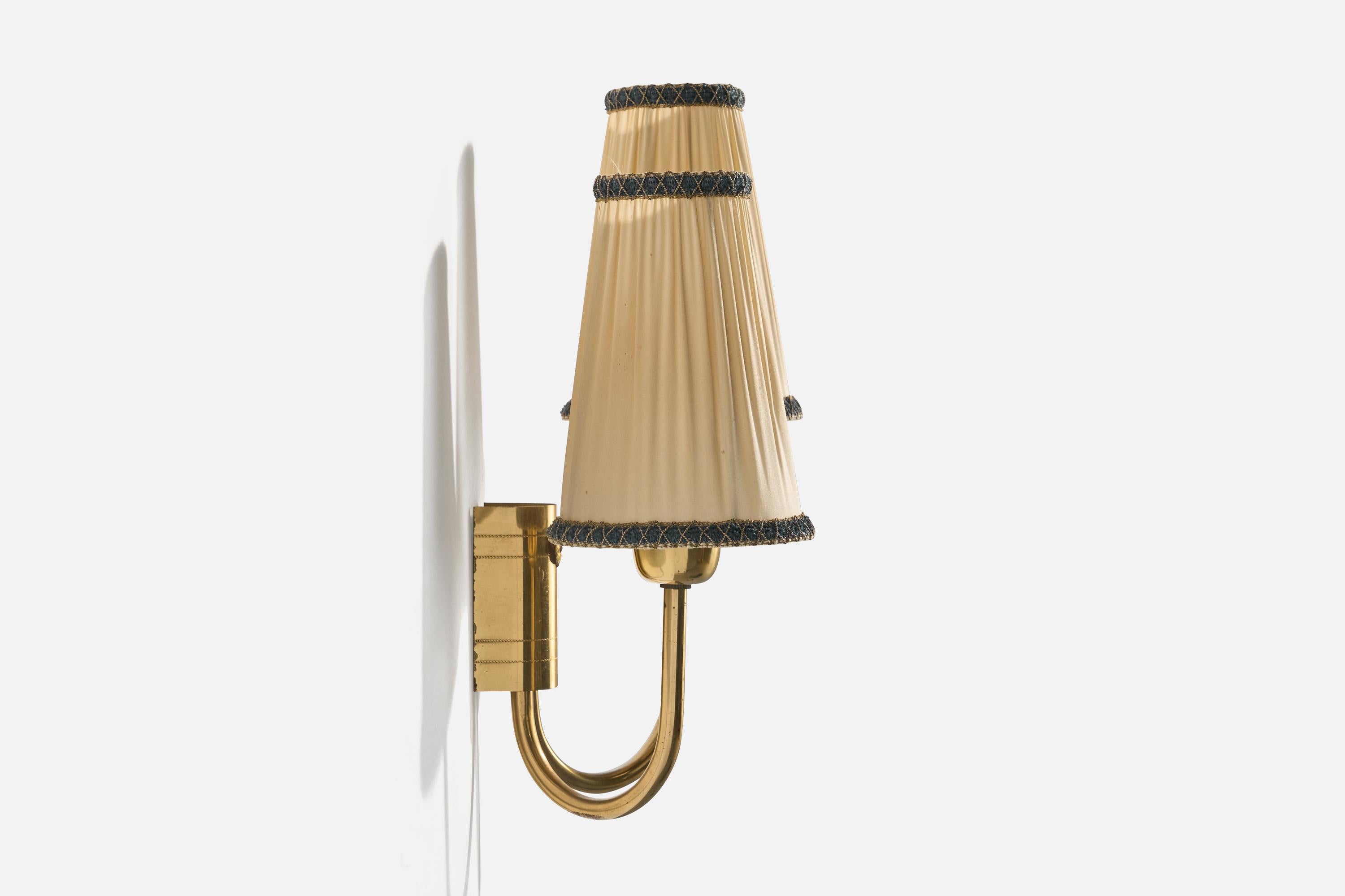 Norwegische Designerin, Wandleuchte, Messing, Stoff, Norwegen, 1950er Jahre im Zustand „Gut“ im Angebot in High Point, NC