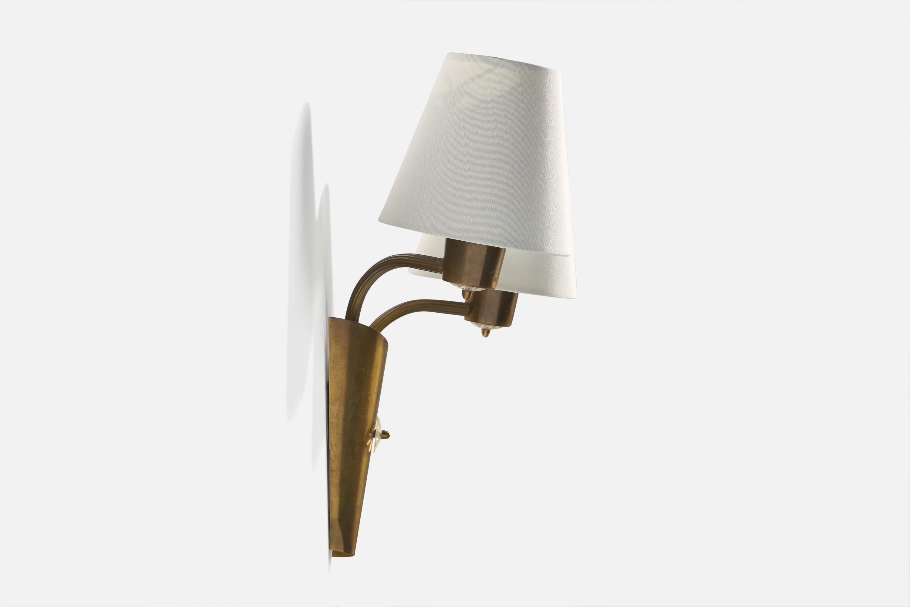 Norvegese Designer norvegese, lampada da parete, ottone, tessuto, Norvegia, anni '50
