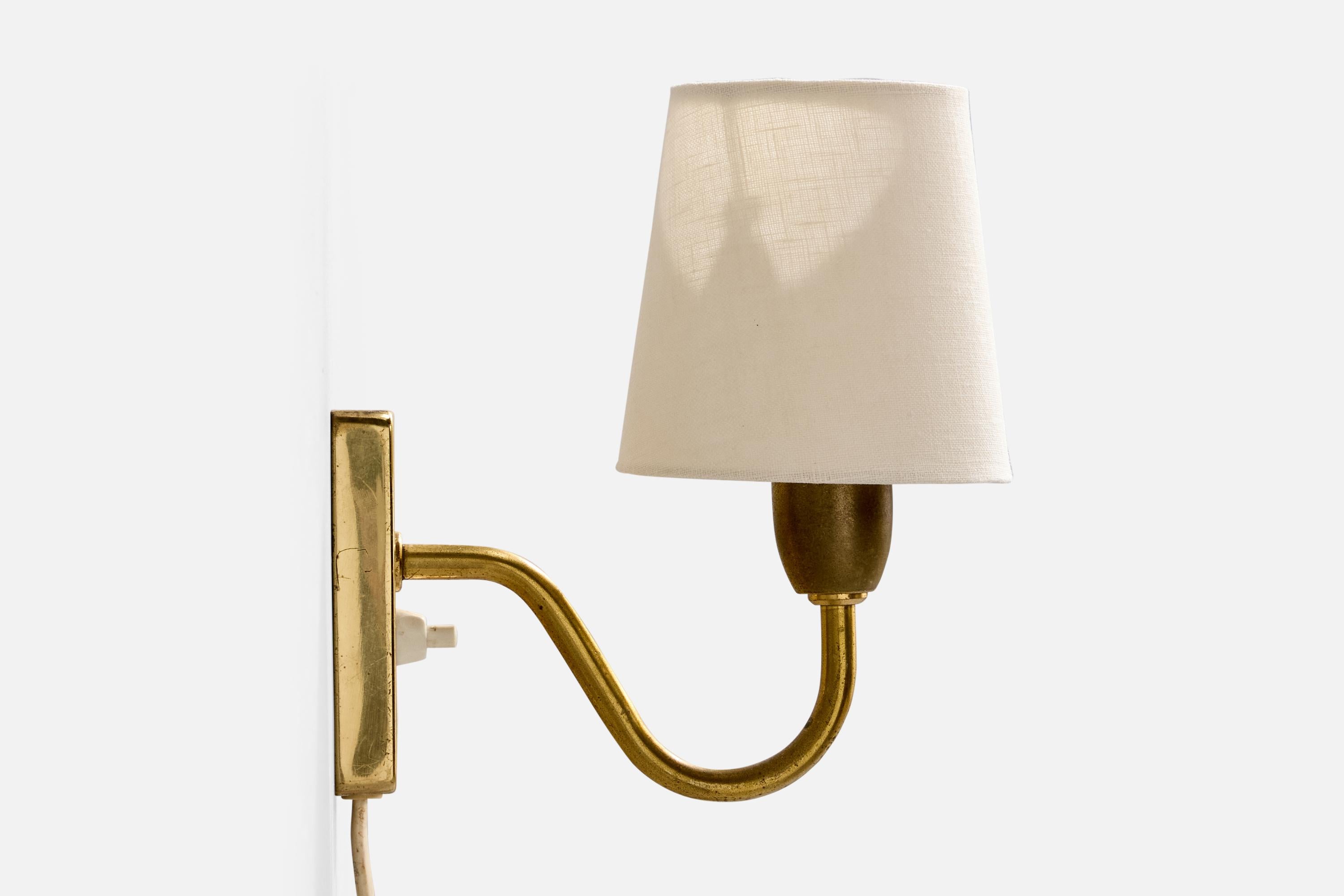 Norvegese Designer norvegese, lampada da parete, ottone, tessuto, Norvegia, anni '50 in vendita