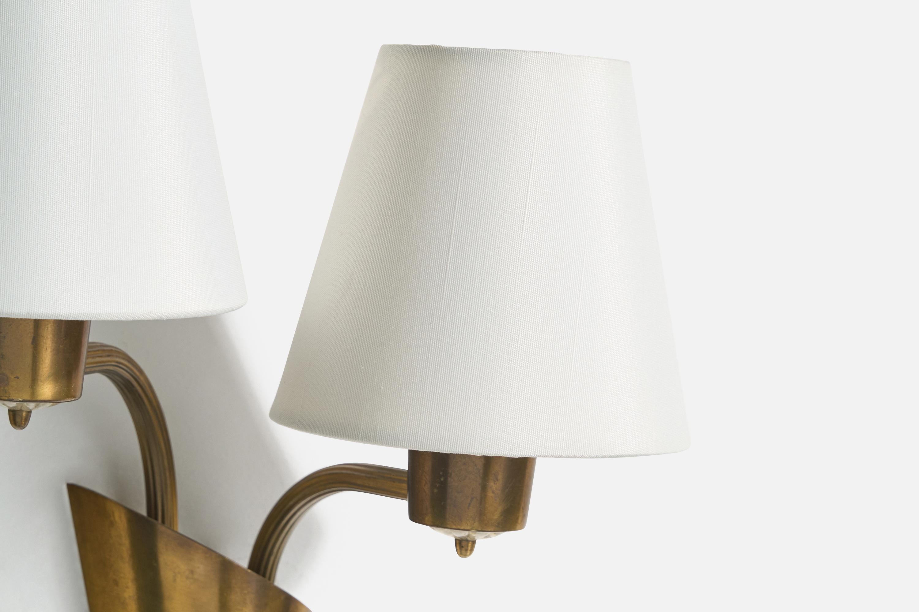 Designer norvegese, lampada da parete, ottone, tessuto, Norvegia, anni '50 In condizioni buone a High Point, NC