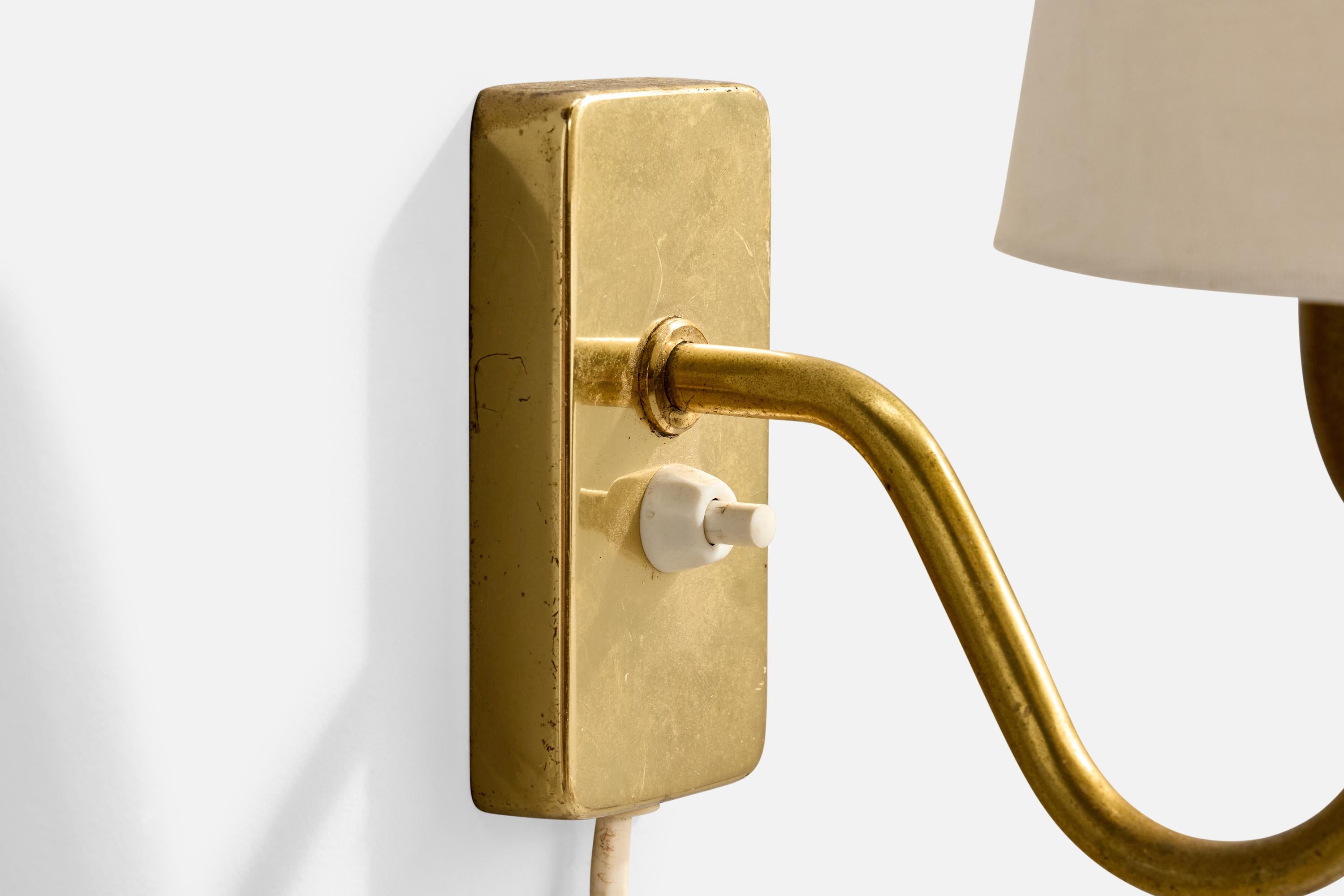 Designer norvegese, lampada da parete, ottone, tessuto, Norvegia, anni '50 In condizioni buone in vendita a High Point, NC