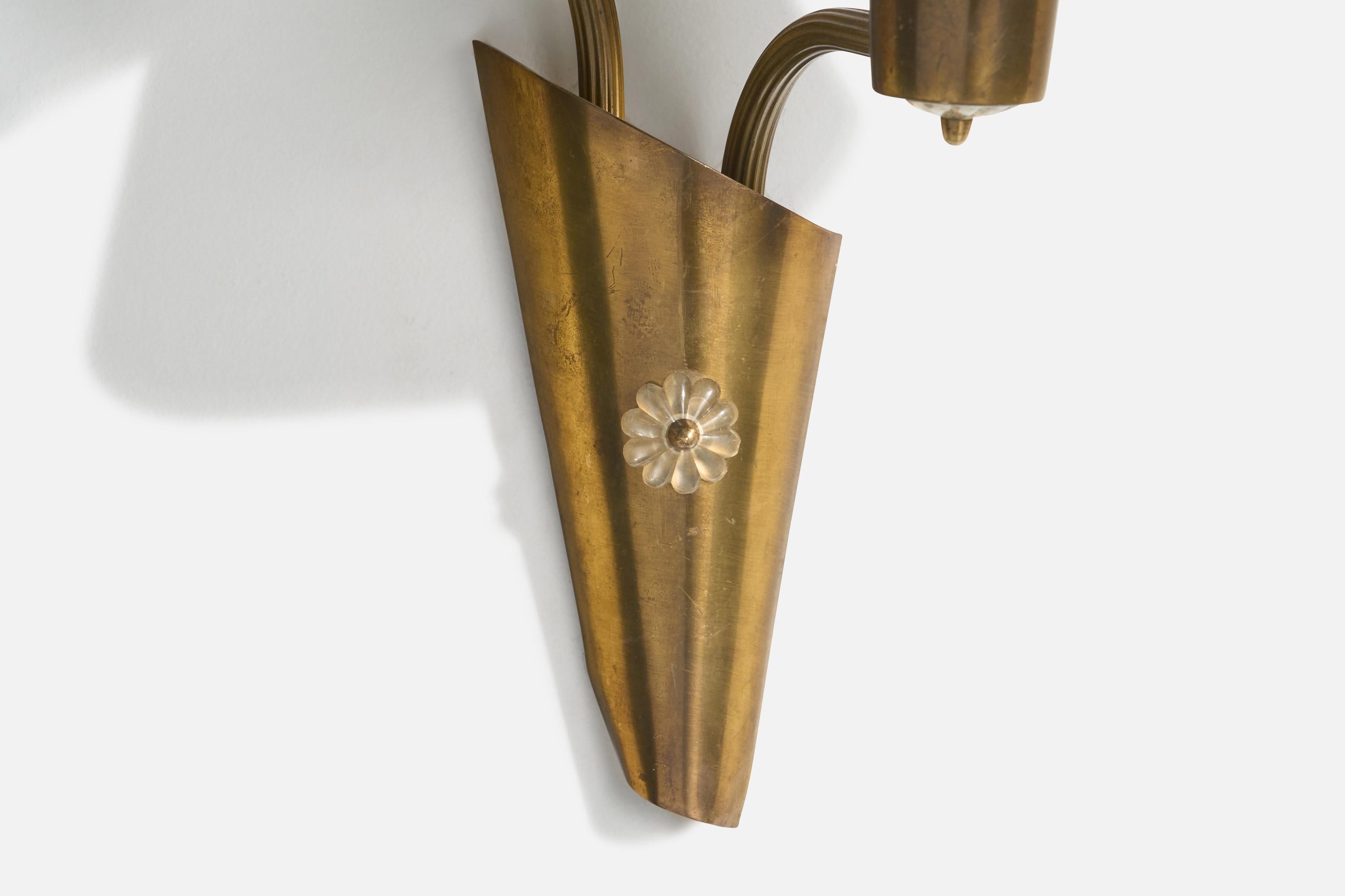 Metà XX secolo Designer norvegese, lampada da parete, ottone, tessuto, Norvegia, anni '50