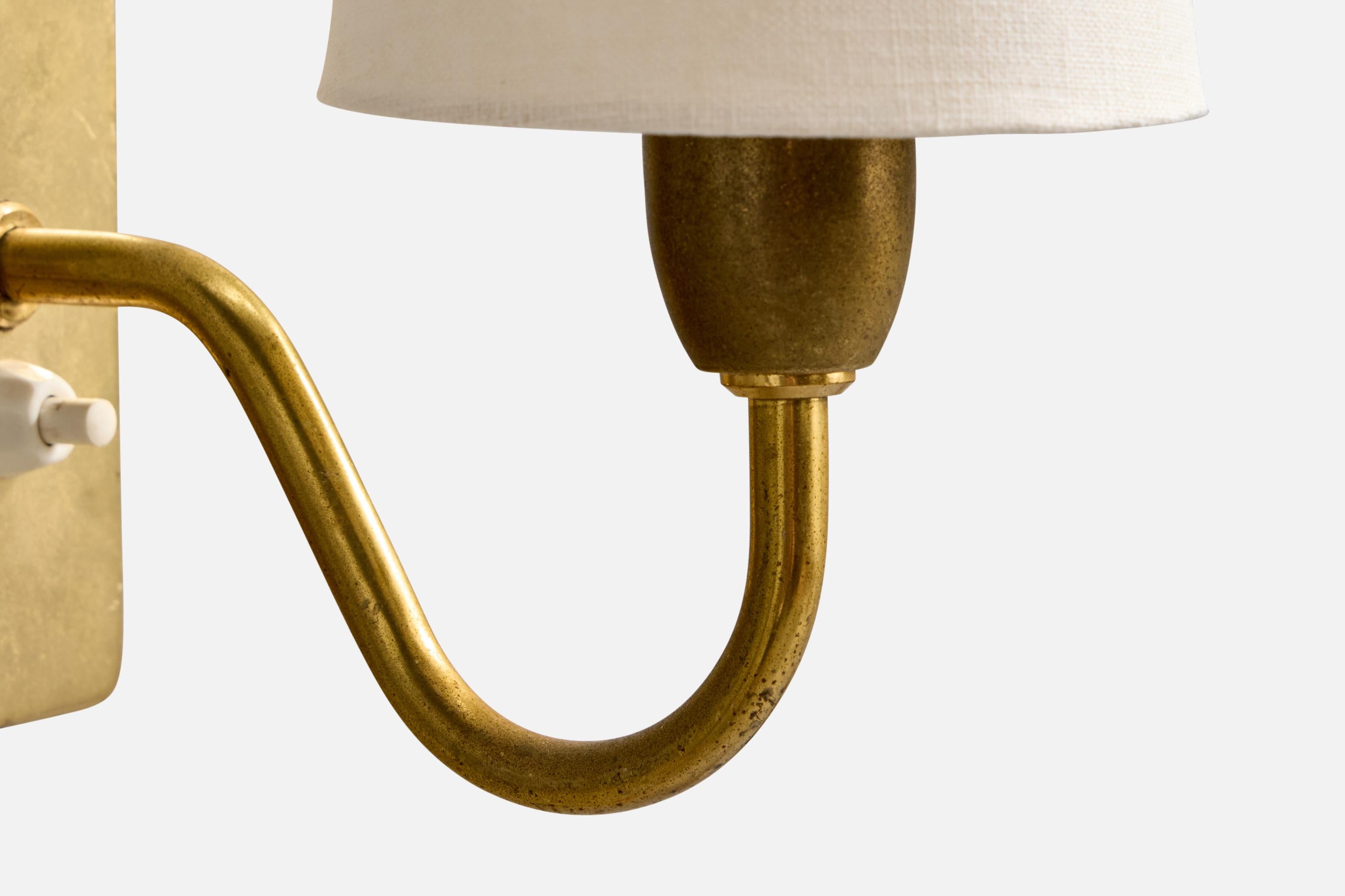 Metà XX secolo Designer norvegese, lampada da parete, ottone, tessuto, Norvegia, anni '50 in vendita