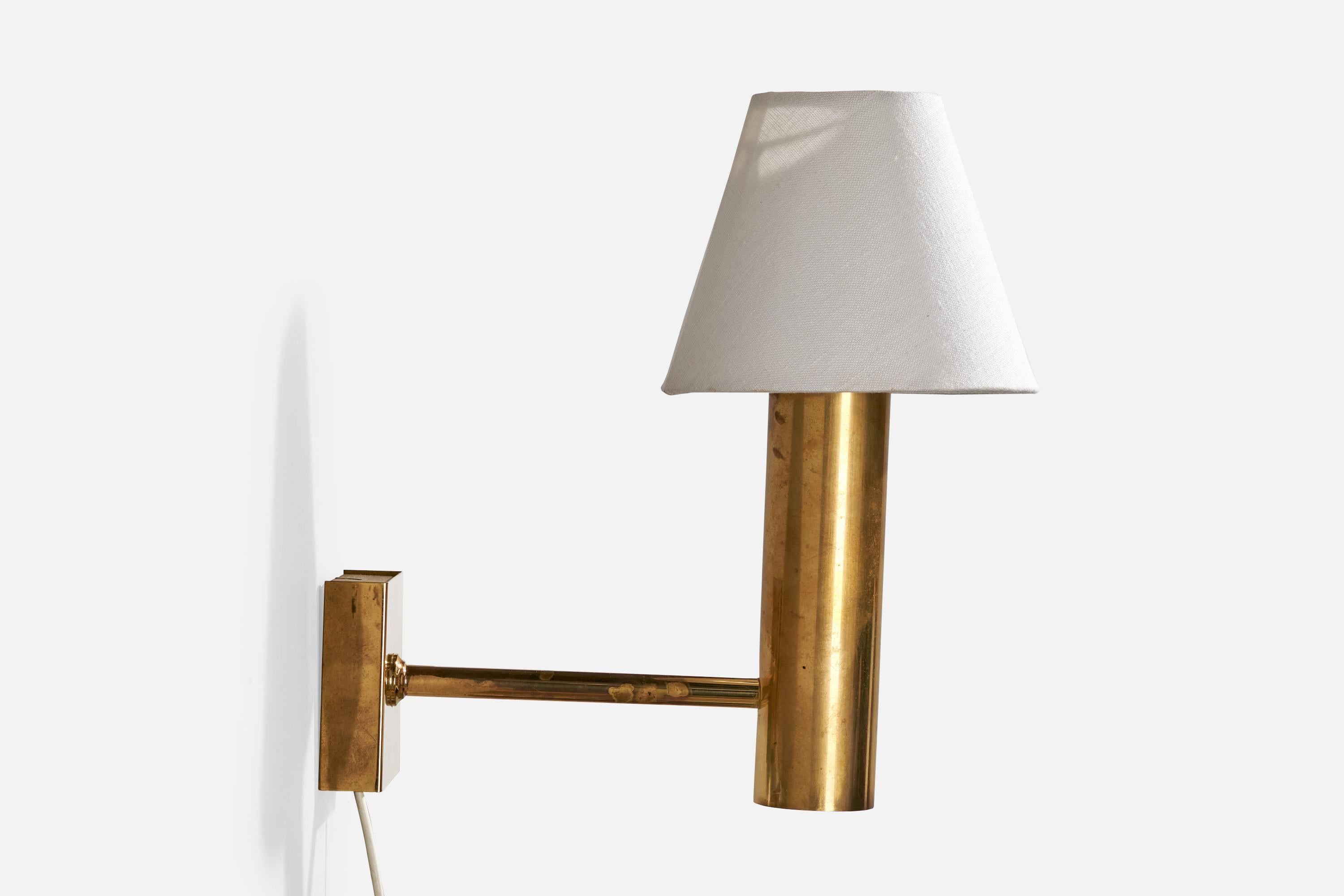Diseñador noruego, aplique, latón, tela, Suecia, años 60 en Bueno estado para la venta en High Point, NC