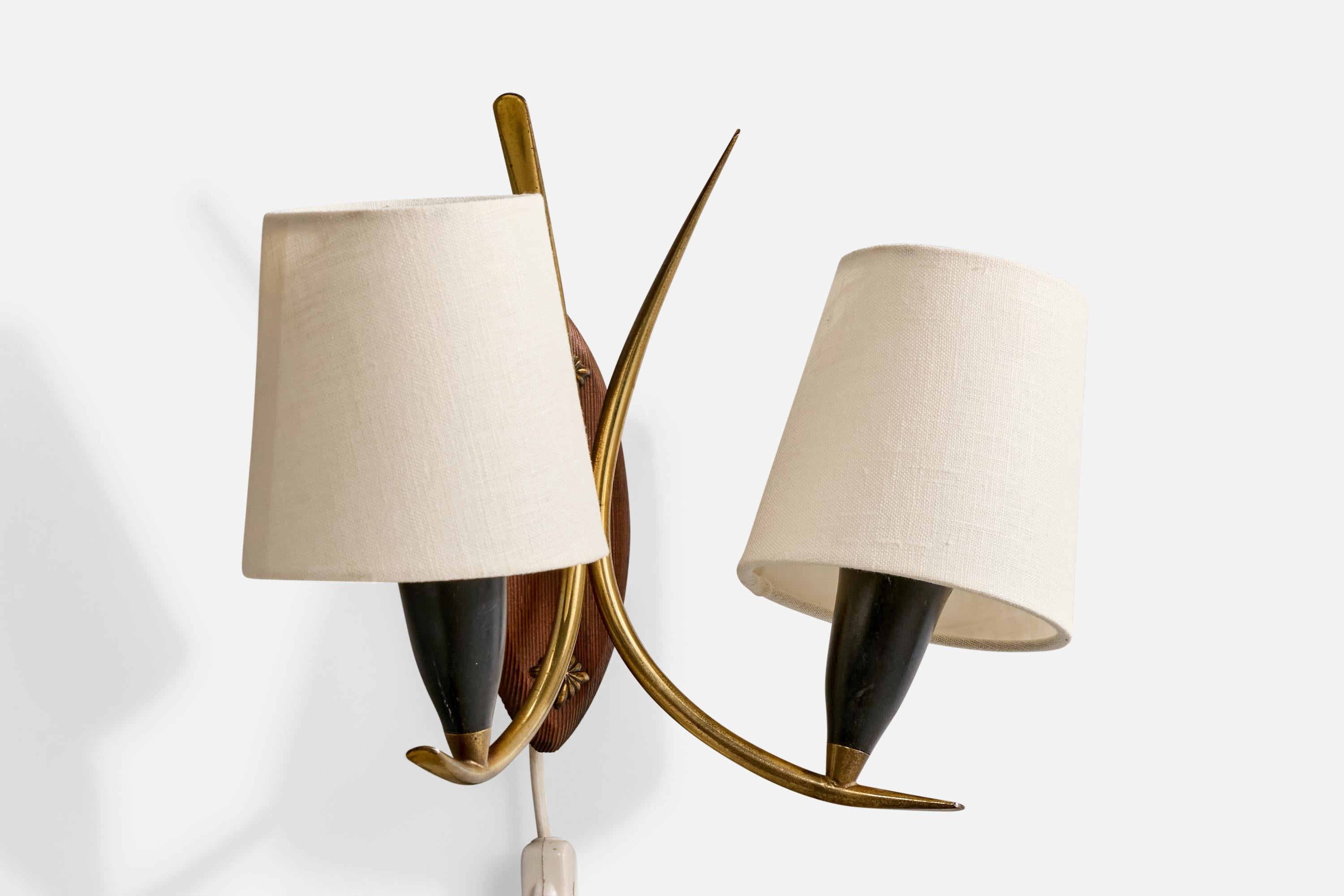 Norwegischer Designer, Wandleuchte, Messing, Metall, Teakholz, Stoff, Norwegen, 1950er Jahre (Moderne der Mitte des Jahrhunderts) im Angebot