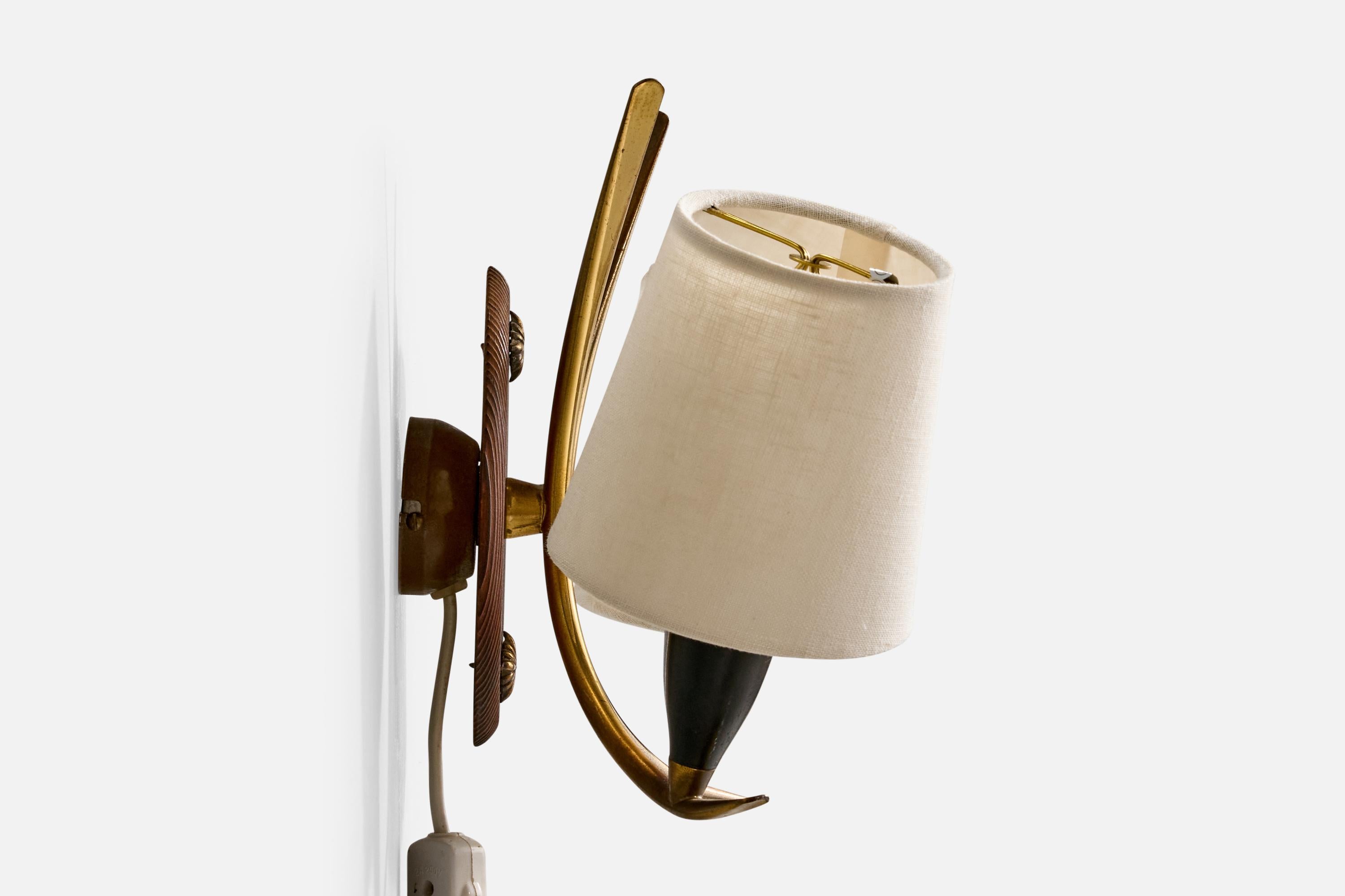 Norwegischer Designer, Wandleuchte, Messing, Metall, Teakholz, Stoff, Norwegen, 1950er Jahre im Zustand „Gut“ im Angebot in High Point, NC