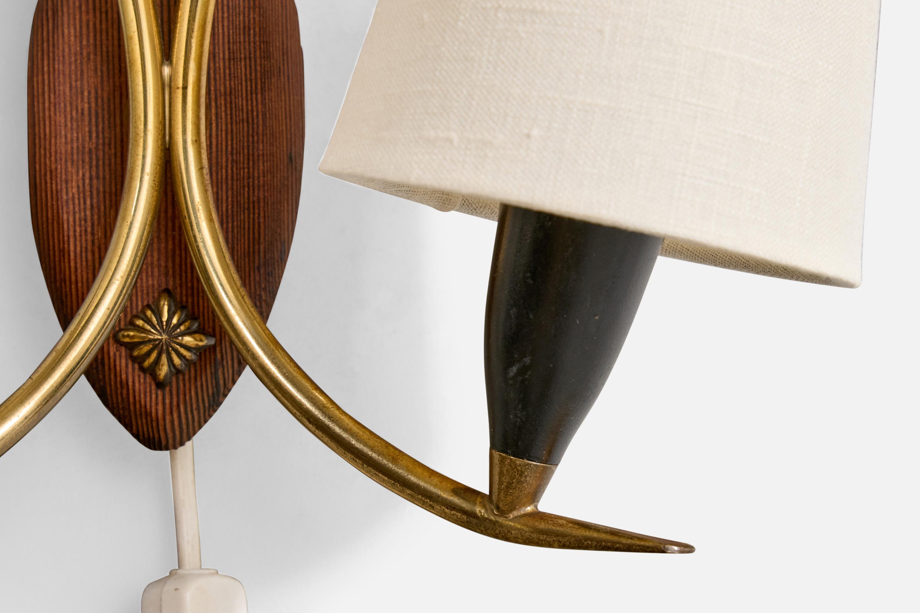 Norwegischer Designer, Wandleuchte, Messing, Metall, Teakholz, Stoff, Norwegen, 1950er Jahre (Mitte des 20. Jahrhunderts) im Angebot