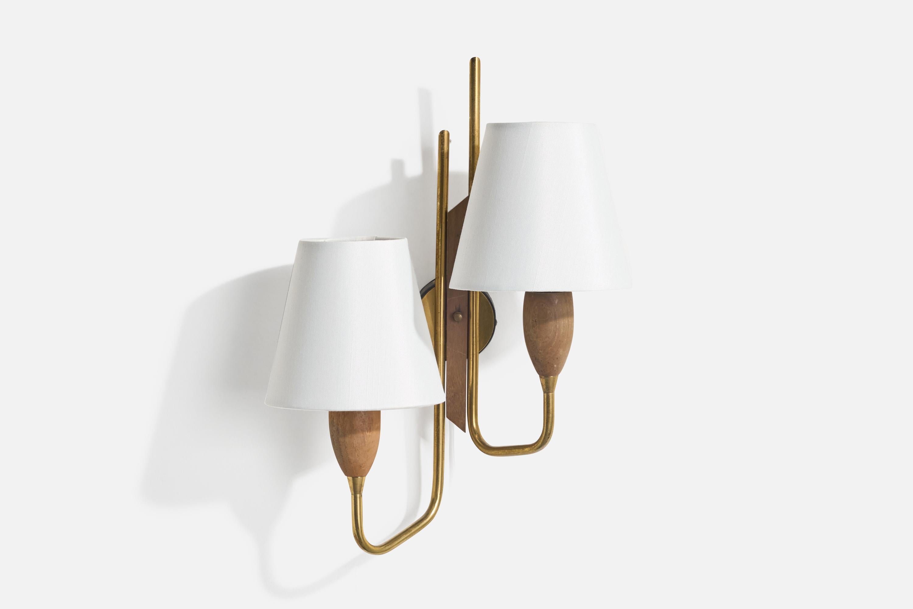 Un'applique in ottone, teak, metallo laccato nero e tessuto bianco progettata e prodotta in Norvegia, negli anni '50 circa.

I bracci in ottone presentano una leggerissima ossidazione.

Dimensioni complessive (pollici): 13,75
