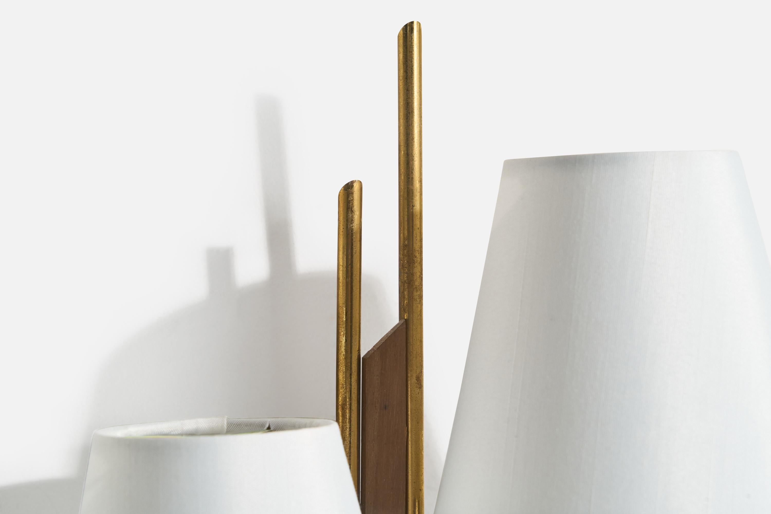 Metà XX secolo Design norvegese, lampada da parete, ottone, teak, tessuto, Norvegia, anni '50 in vendita