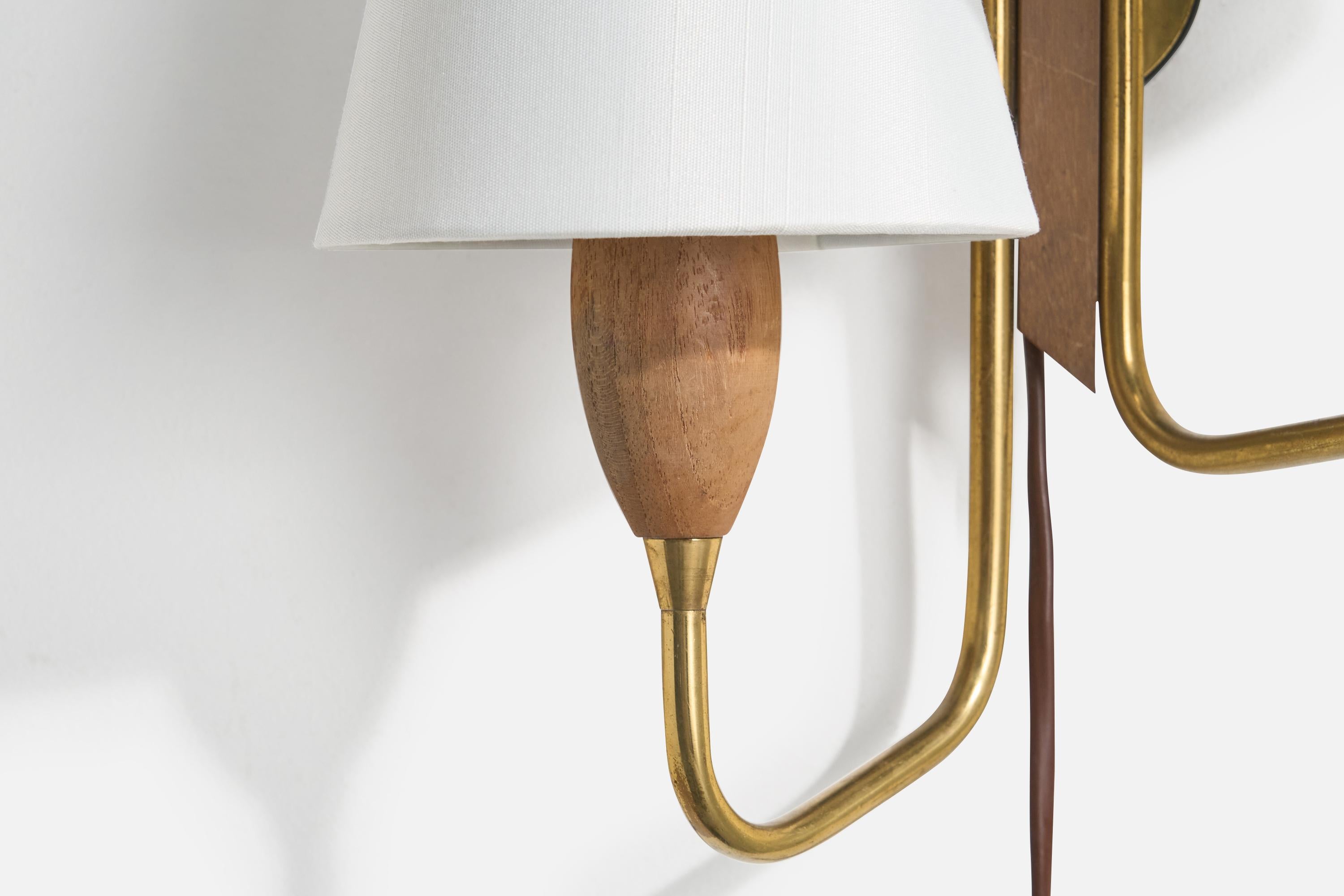 Ottone Design norvegese, lampada da parete, ottone, teak, tessuto, Norvegia, anni '50 in vendita