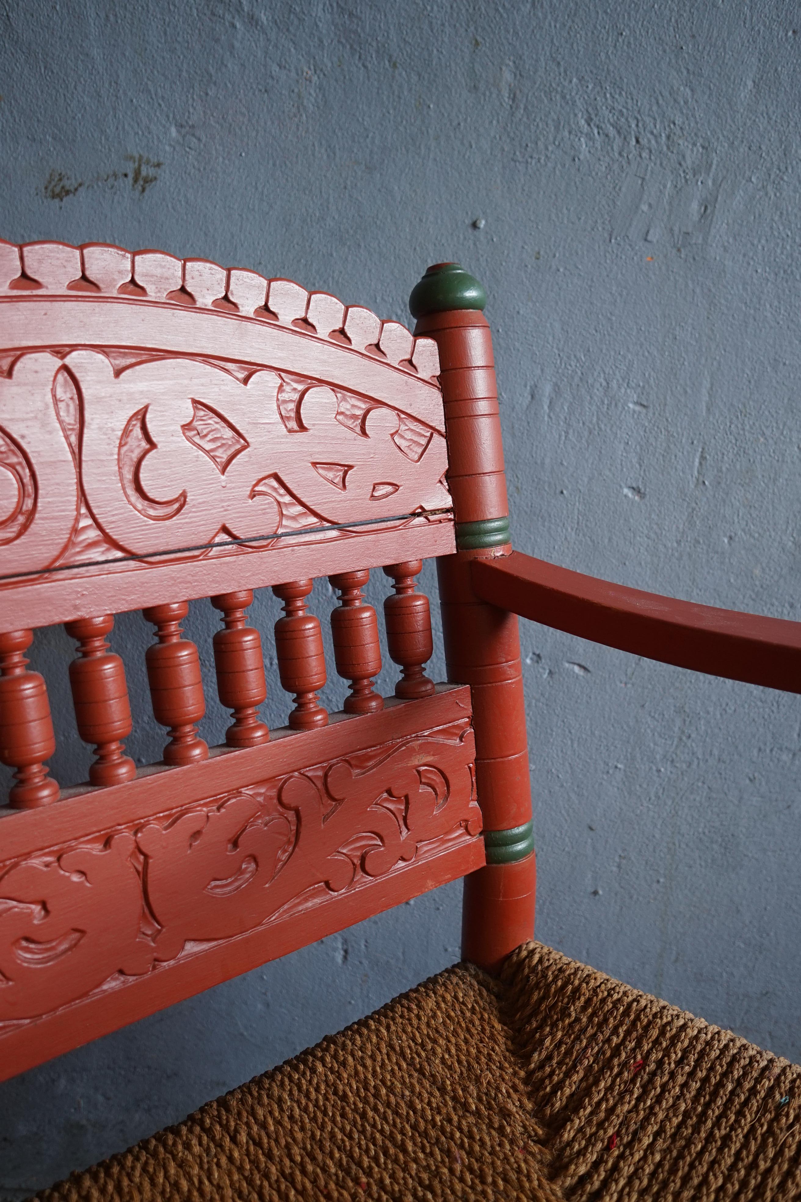 Chaise décorative d'art populaire norvégien rare avec le bois peint rouge et vert d'origine et la sangle d'herbe de mer d'origine des années 1850.

La chaise est fabriquée en bois massif par un artisan qualifié et présente une magnifique sculpture