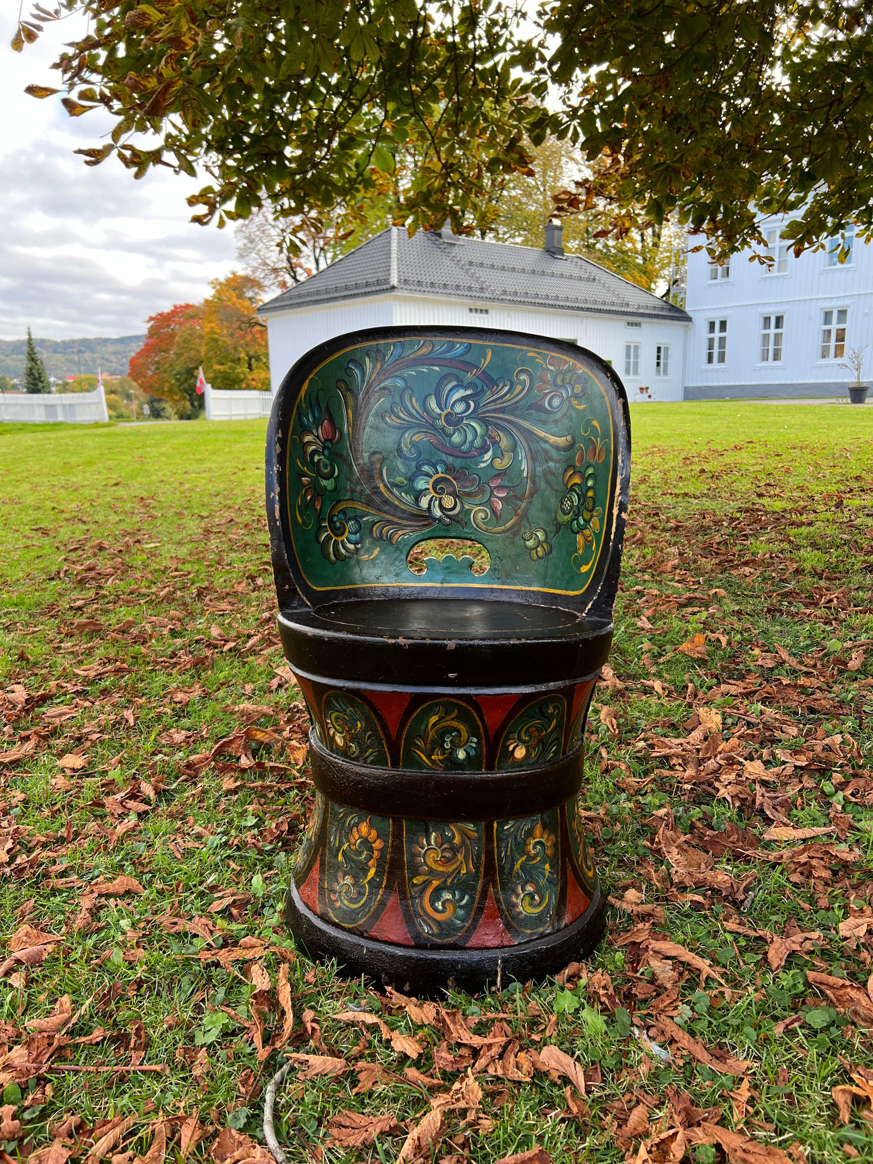 Museum-quality handcrafted Kubbestol stool / Stump Chair with professionally painted Rosemaling in the traditional Telemark style. Made from solid pinewood, beech, or bentwood, it weighs about 12 kg and offers great sitting comfort.

This