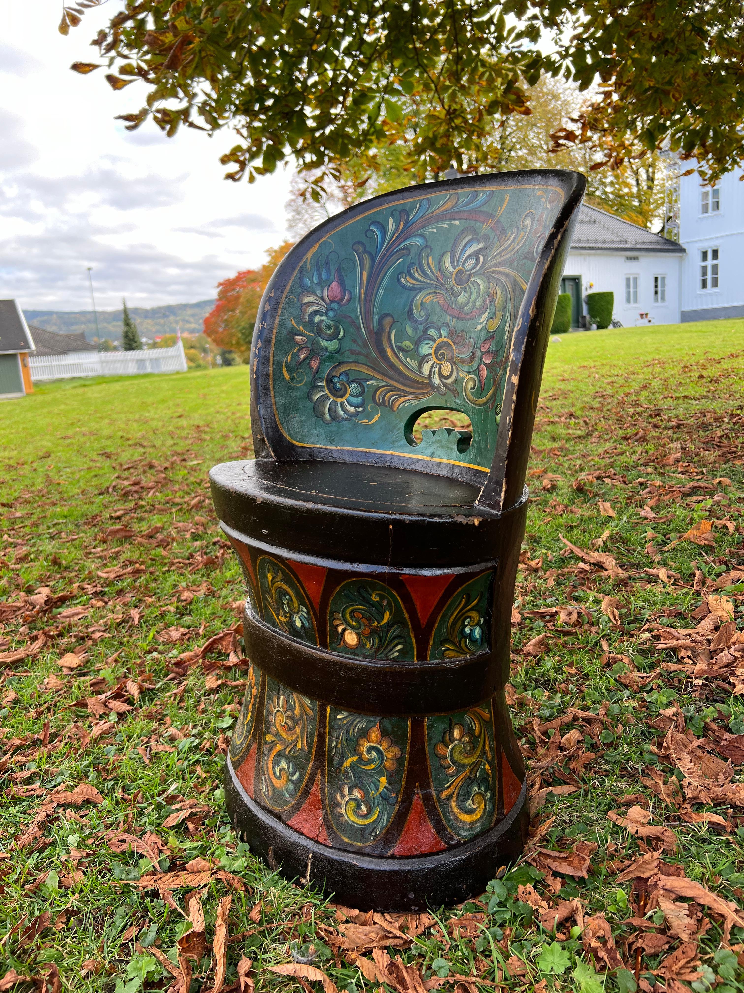 Rare Norwegian Kubbestol, Primitive Telemark Rosemaling, Norway, c.1880-1920 In Good Condition For Sale In Skien, NO