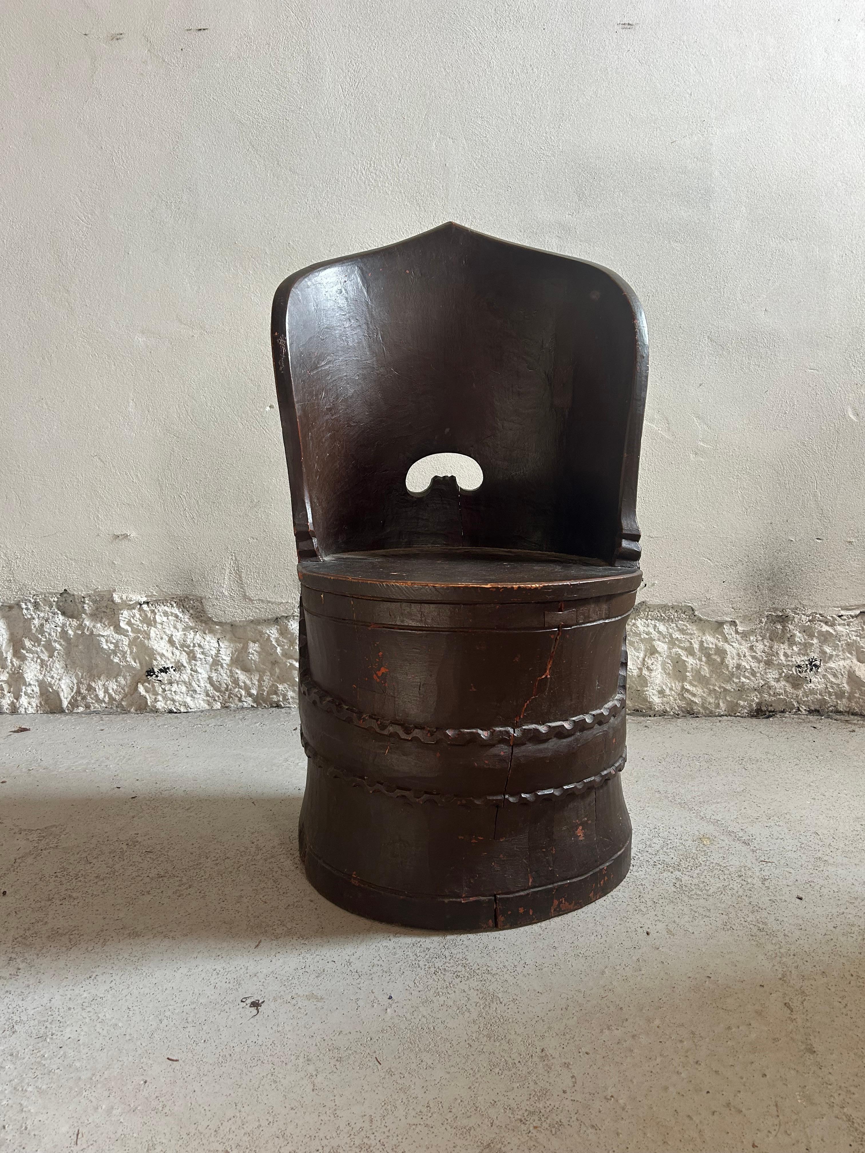 Dieser Stumpfstuhl aus den 1850er Jahren ist ein seltenes und eindrucksvolles Beispiel für norwegische Volkskunst des 19. Jahrhunderts mit seiner originalen handgemalten Dekoration, die ihn zu einem sehr persönlichen und historisch bedeutsamen Stück