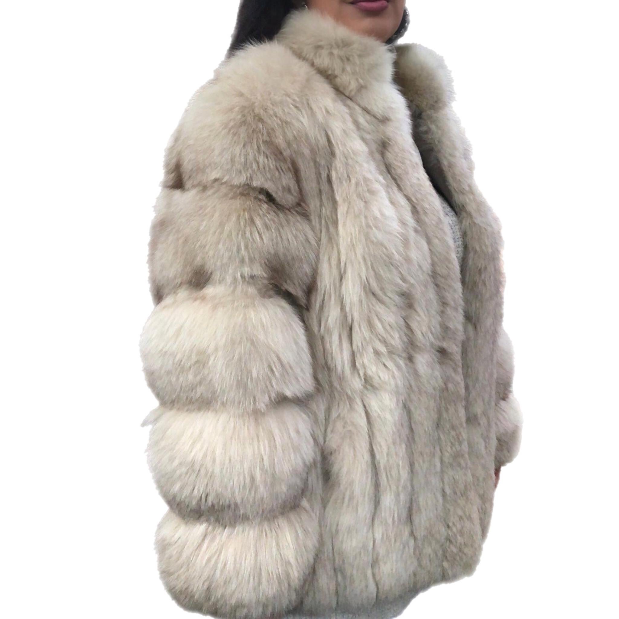 Norwegian Fox Fur coat (Size 8 -S) In Excellent Condition For Sale In Montreal, Quebec