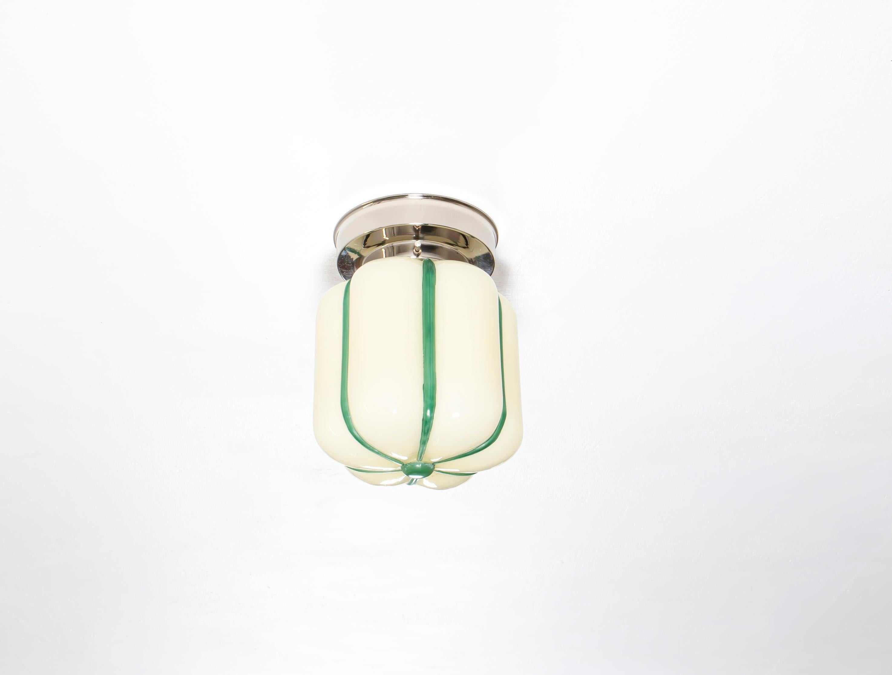 Merveilleuse lampe décorative en verre opalin avec base en métal chromé. Conçue et fabriquée en Norvège à partir de la première moitié des années 1950. La lampe fonctionne parfaitement et est en très bon état vintage. Elle est équipée d'une douille