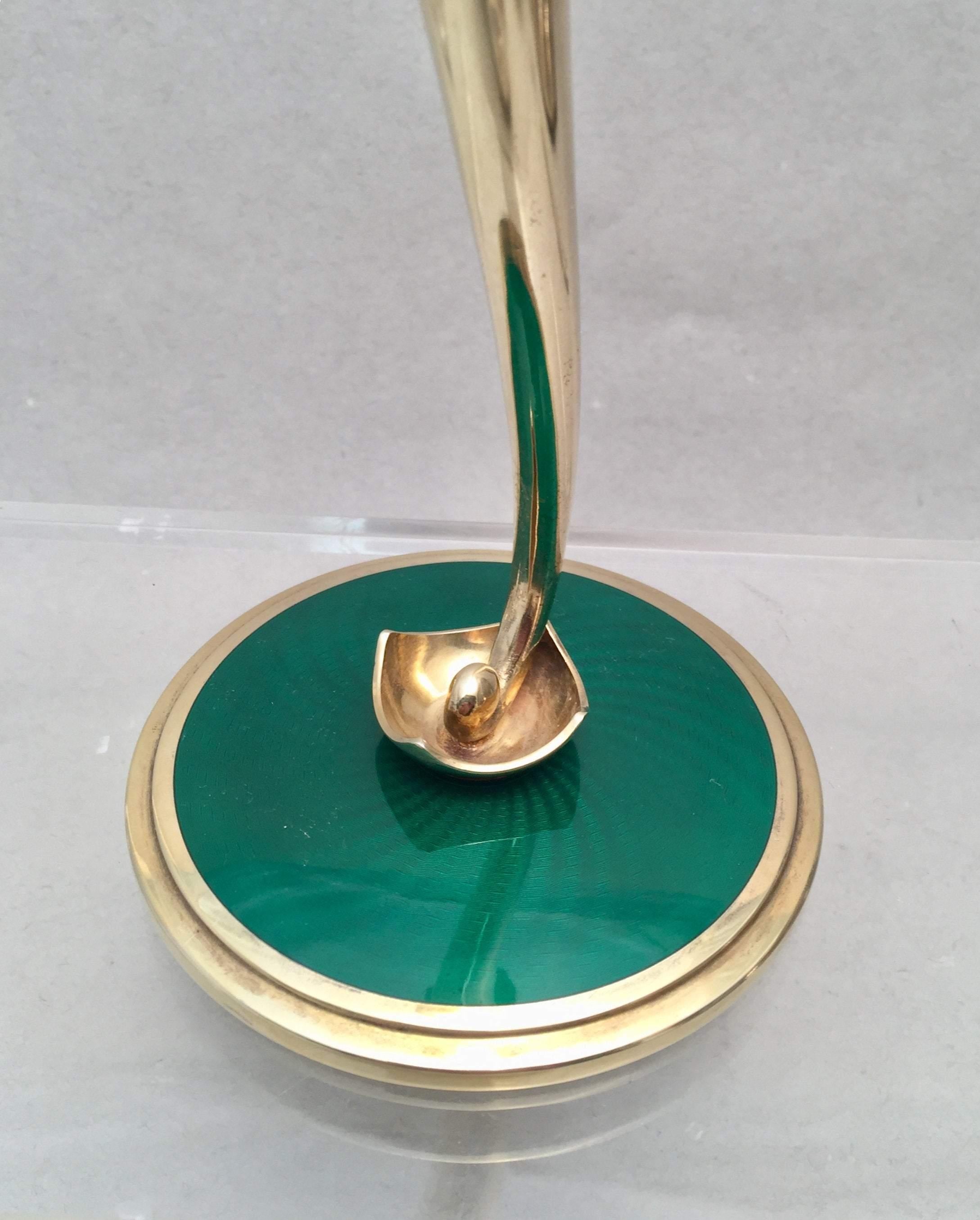 Jarrón de plata de ley dorada del fabricante noruego J. Tostrup. Diseñado en forma de trompeta con pico y tallo en forma de flor. La base de esmalte verde tiene forma escalonada. Mide 8 pulgadas de alto y 3 3/4 pulgadas de diámetro en la base. Con