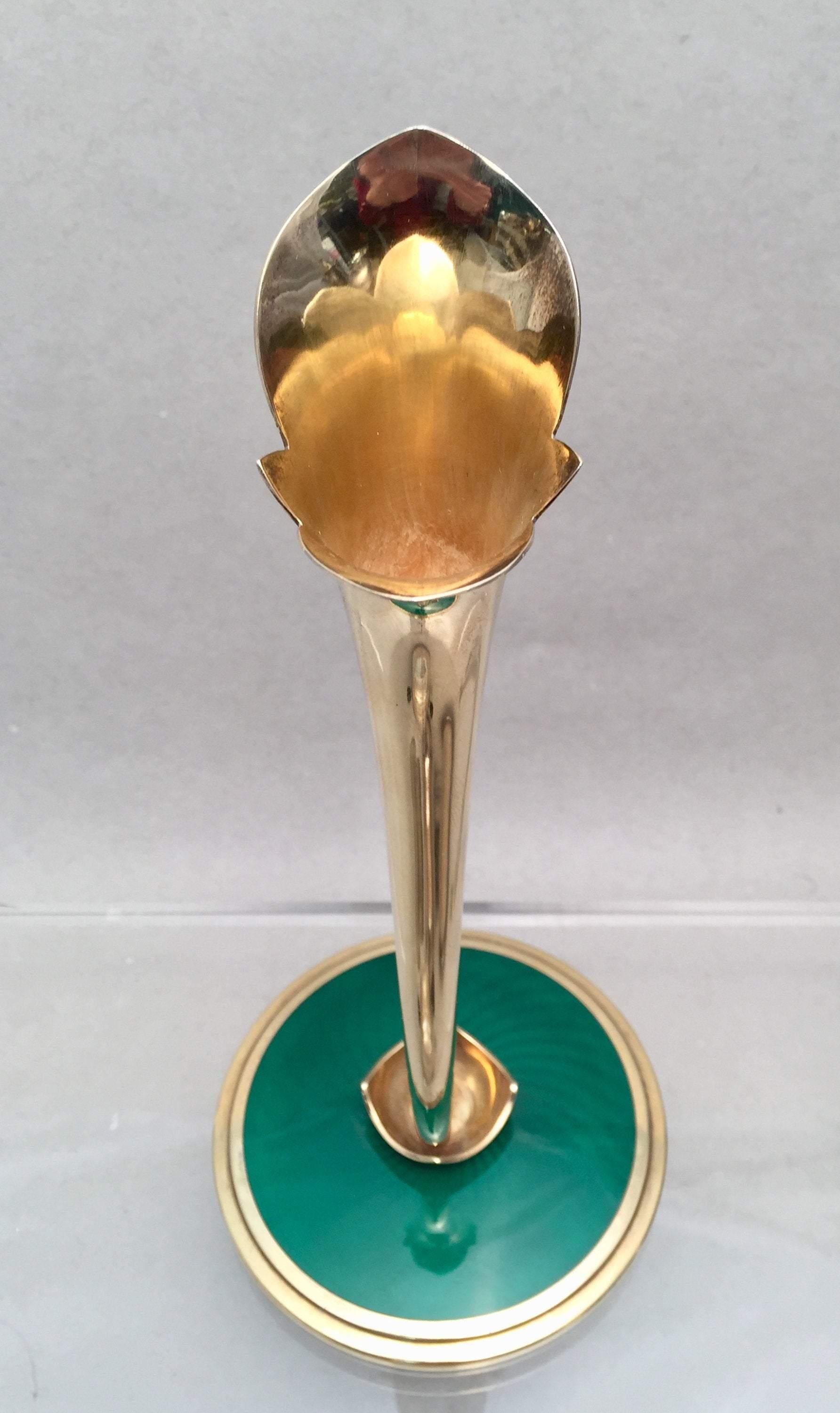 Jarrón noruego de plata de ley dorada y esmalte del orfebre real J. Tostrup Noruego en venta