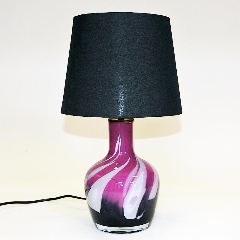 Decorative pink and white glass tablelamp designed by Torbjørn Torgersen for Randsfjord Glassverk Norway, 1970s. Lovely floating colors of pink, white and charcoal grey. Paintbrush patterns. Black cord with light switch. Gives a stunning light and