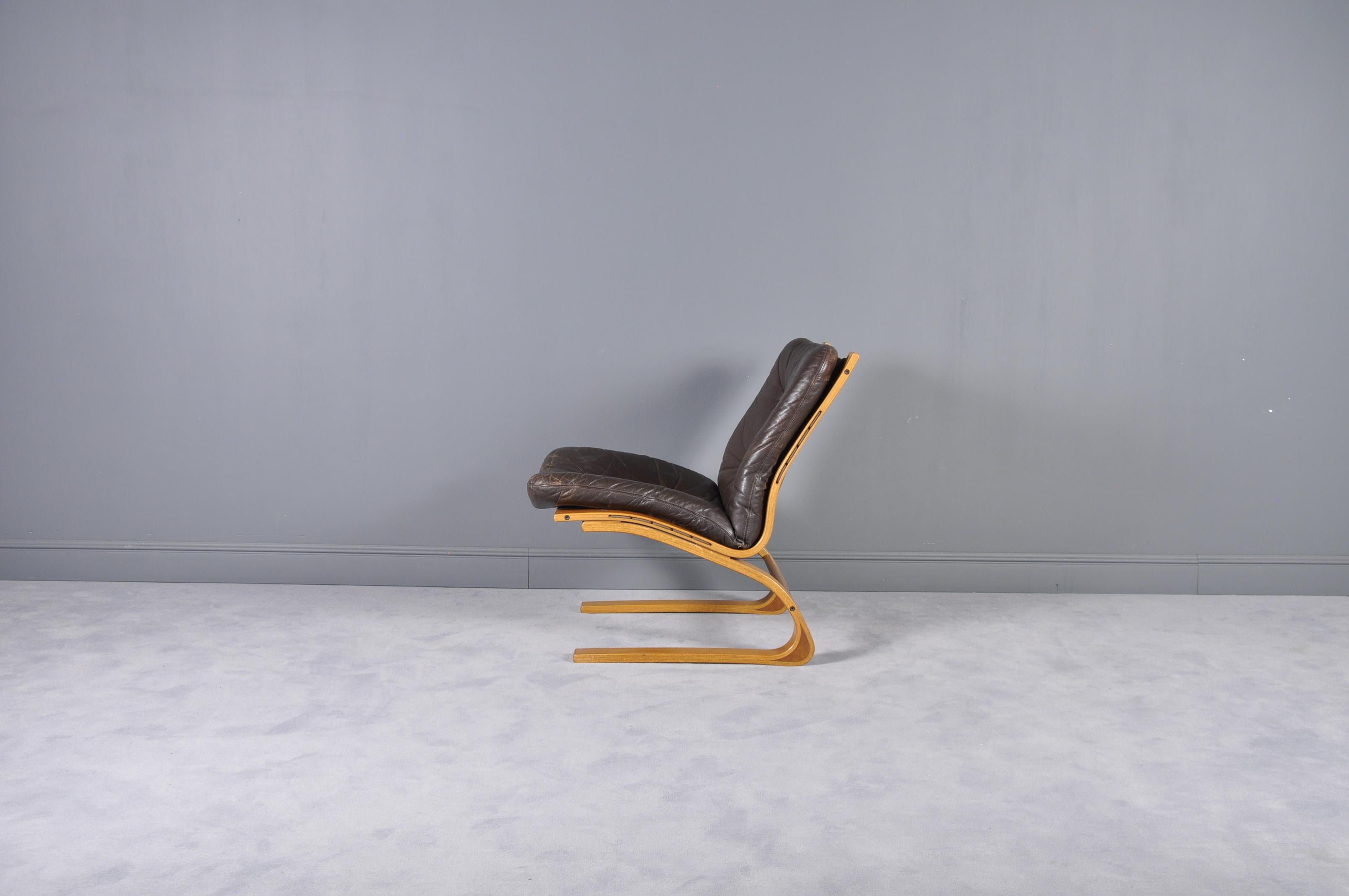 This Norwegian easy chair it's designed by Elsa & Nordahl Solheim for Rybo Rykken Furniture & Co. in 1976. The chair it's very comfortable and is made from bentwood and real brown leather.