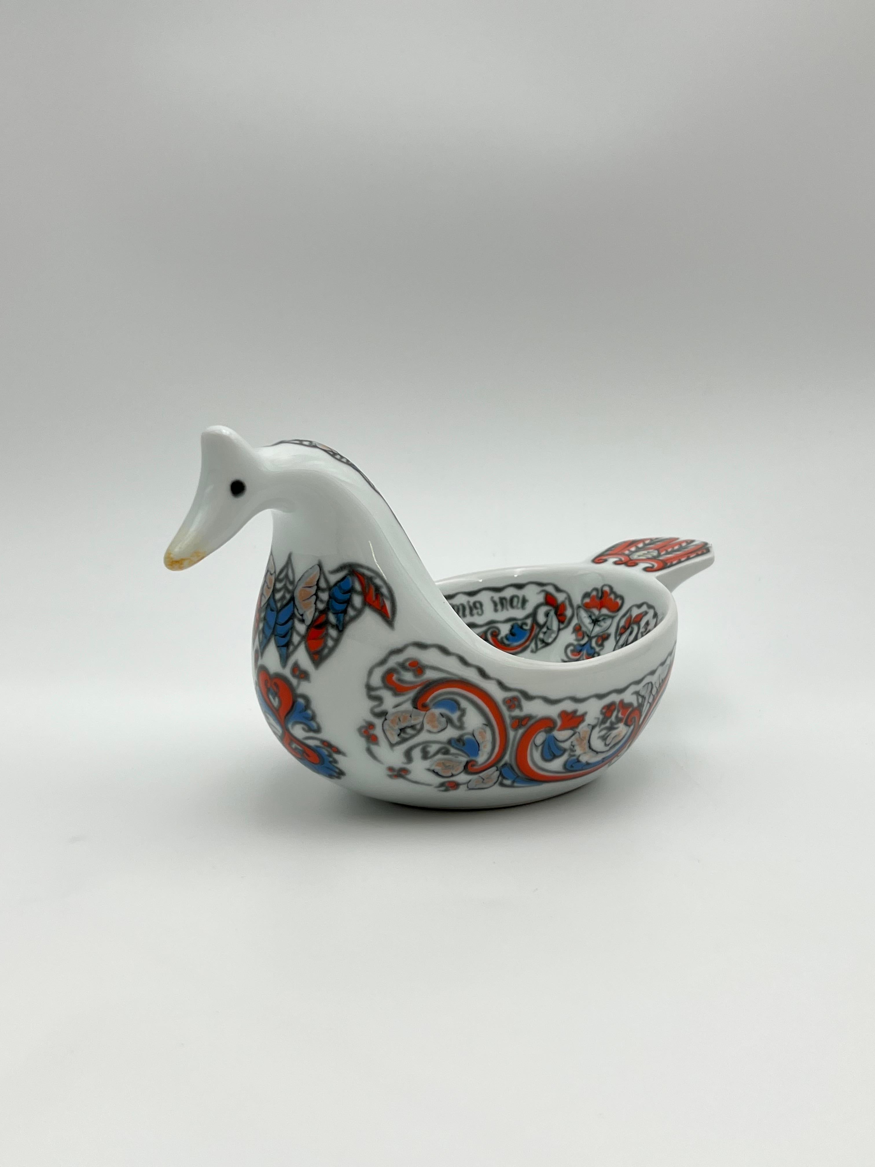 A rare piece from Norway - a beautiful porcelain Kjenge / Ølhøne / Øland with traditional Telemark Year 1790 Rosemaling Pattern decor, Scandinavian / Nordic design Viking ale/beer bowl, collectible

Stunning Rosemaling pattern around the whole body,