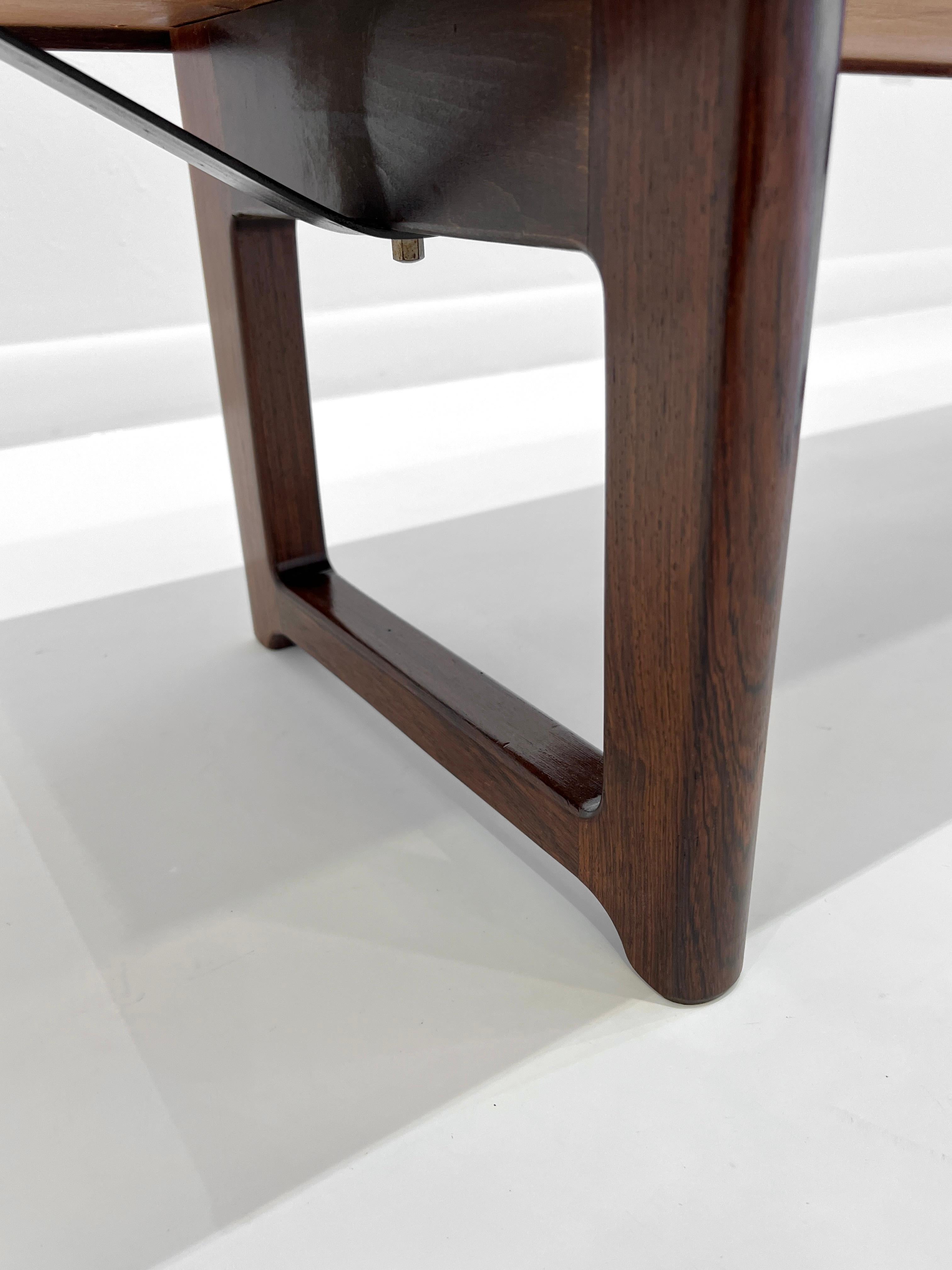 Panca o tavolo lungo in palissandro norvegese, Design/One di Torbjørn Afdal, CIRCA anni '60, Krobo, Prodotto in Norvegia da Mellemstrands Trevareindustri. Il piano rettangolare con modanature esterne in rilievo sui lati. Bellissime venature del