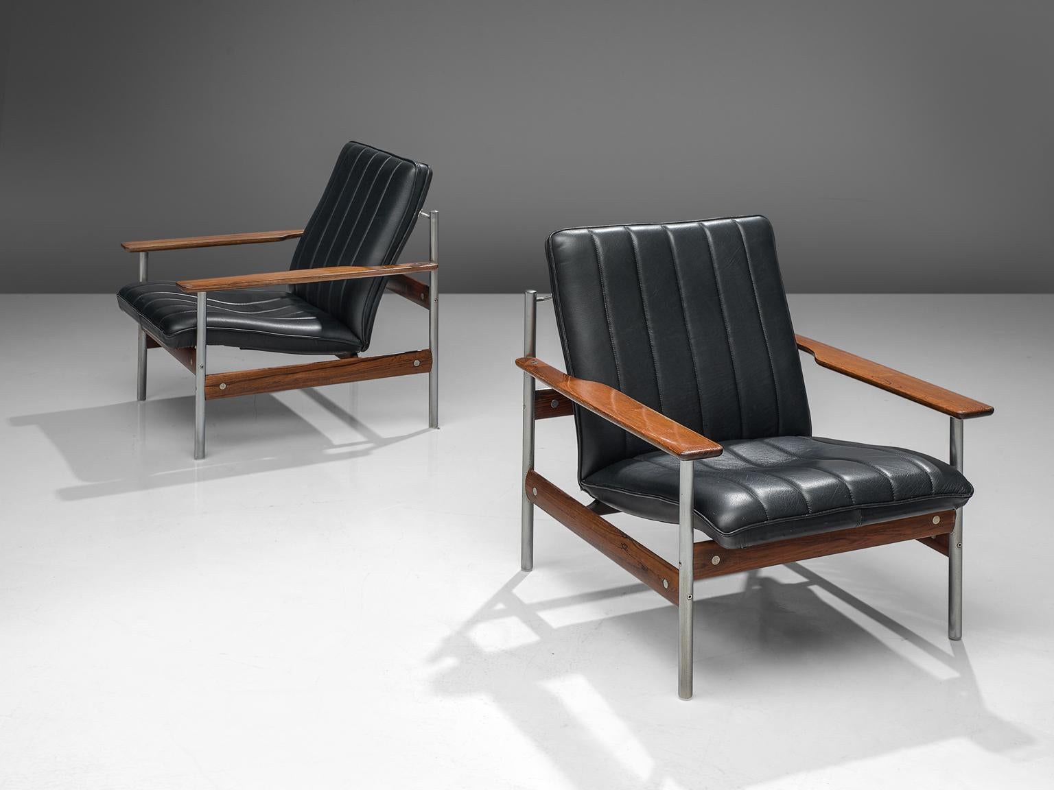Sven Ivar Dysthe for Dokke Møbler, leather, rosewood, steel, Norway, 1959. 

This set of lounge chairs is designed by Sven Ivar Dysthe for Dokke Møbler. The frame of these armchairs is made out of rosewood and the legs are made out of stainless