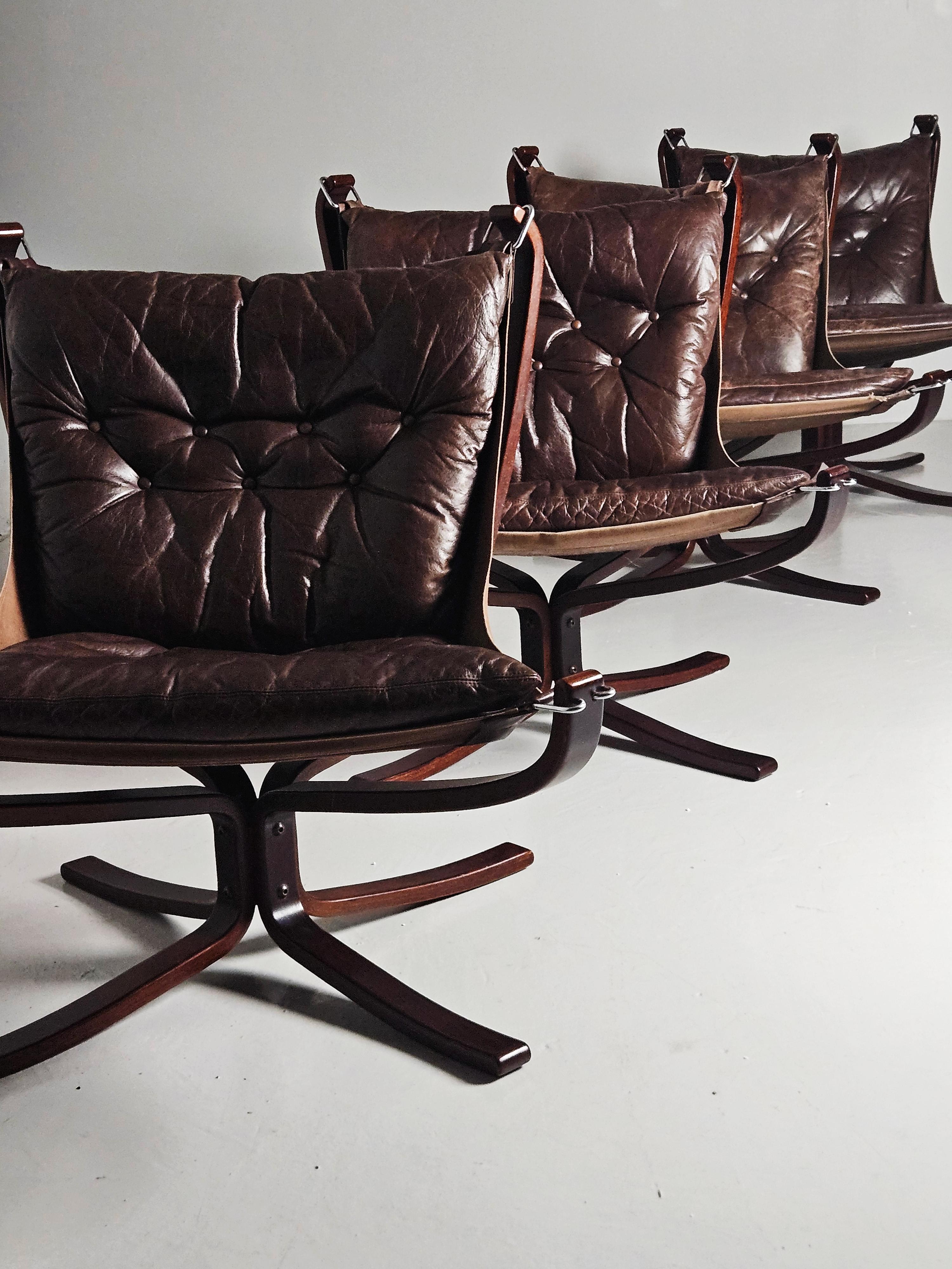 Very nice lounge group designed by Sigurd Resell in Norway during the 1970s. 

Four loung chairs in leather and wood with a glass table. 

Flat box packing available. 