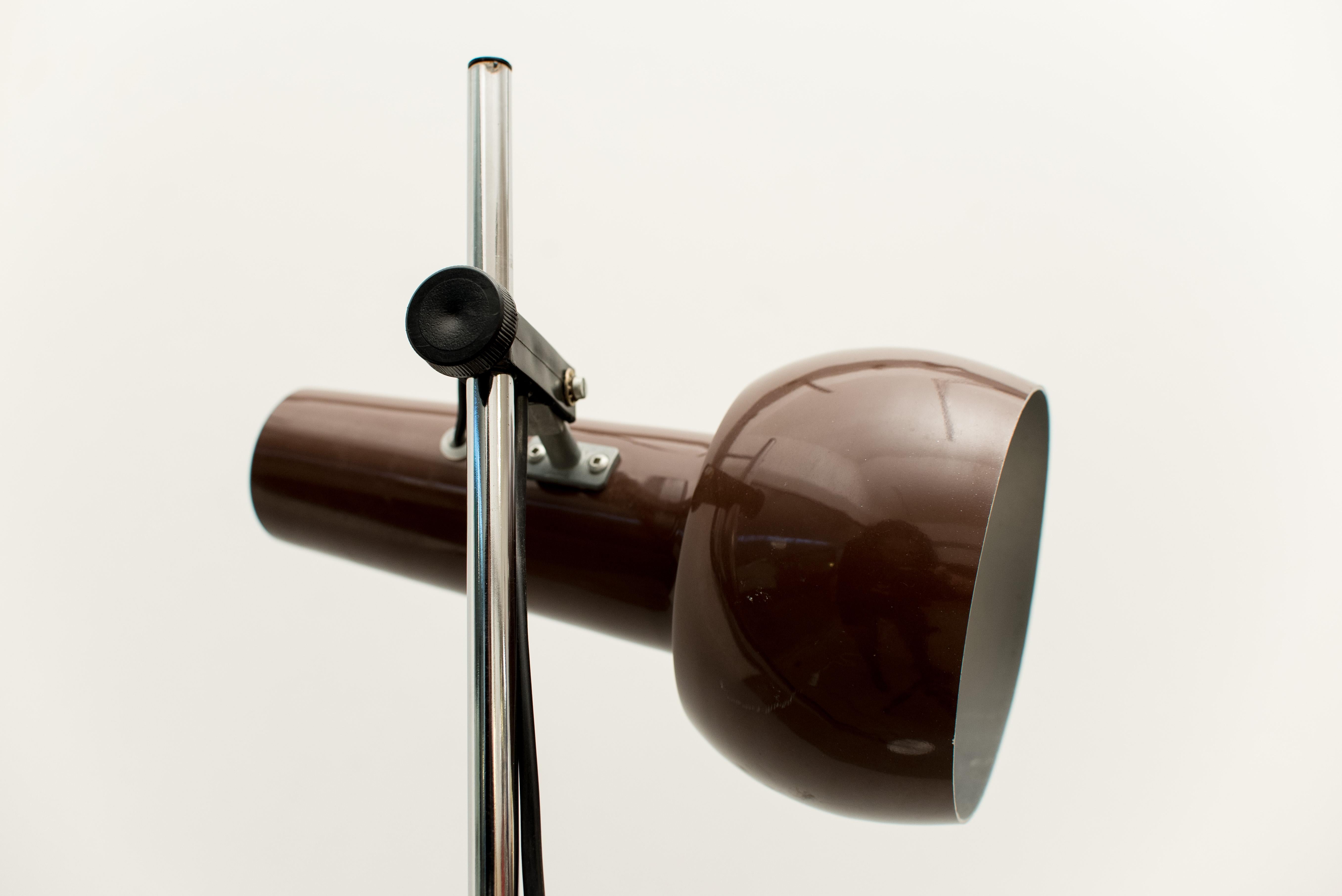 This floor lamp is made of brown-lacquered metal with joints in aluminum. The piece requires one bulb.