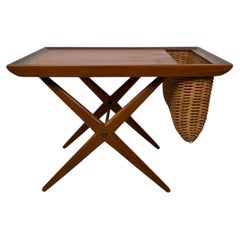 Table d'appoint pliante norvégienne du milieu du siècle avec panier à magazines, par Steen & Strøm