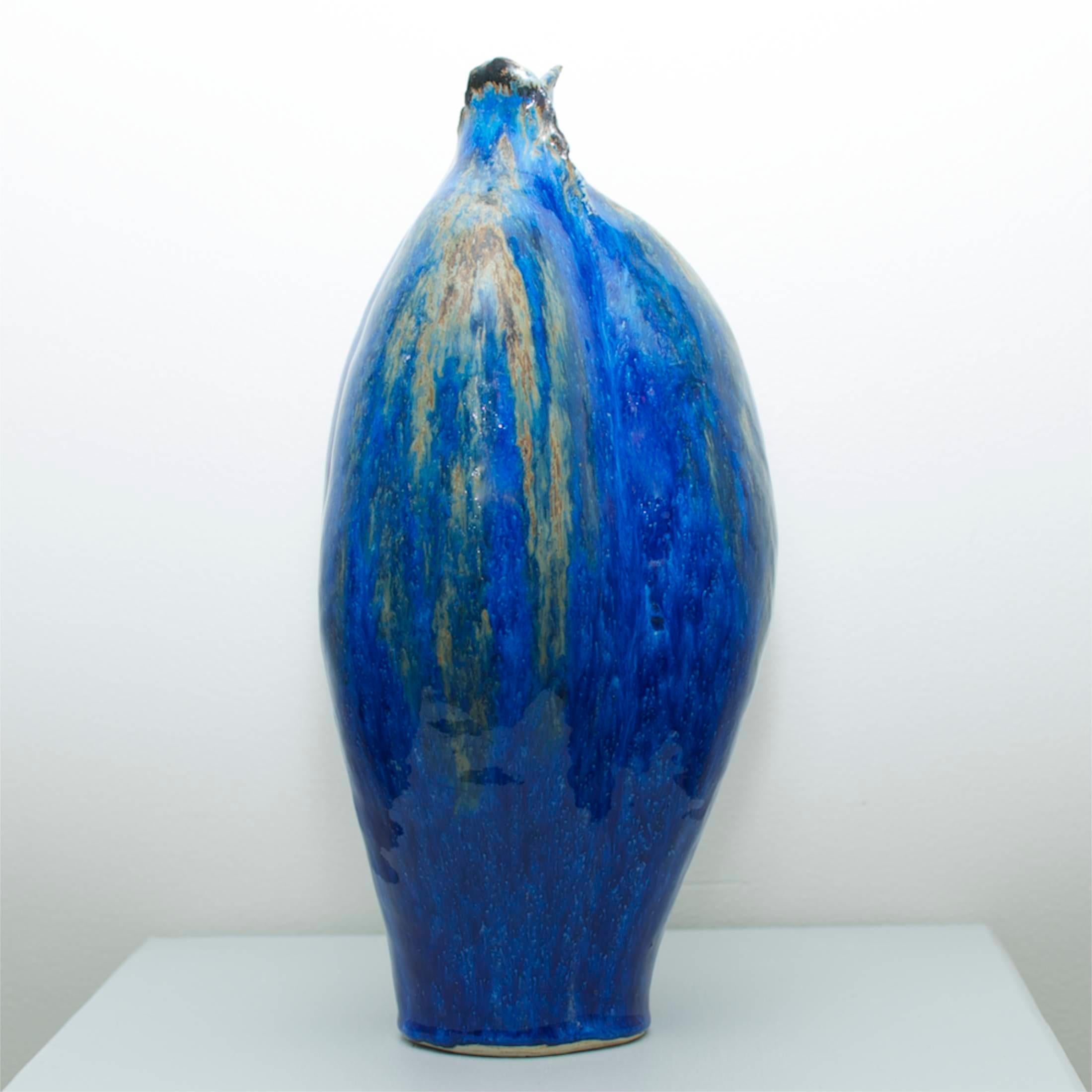 Norwegian Mid-Century Modern Leif Heiberg Myrdam født sculpture art vase ceramic blue glaze.
Made by Norwegian artist, circa 1970. Deep blue and very slight traces of green and yellow glaze. Large piece.
    