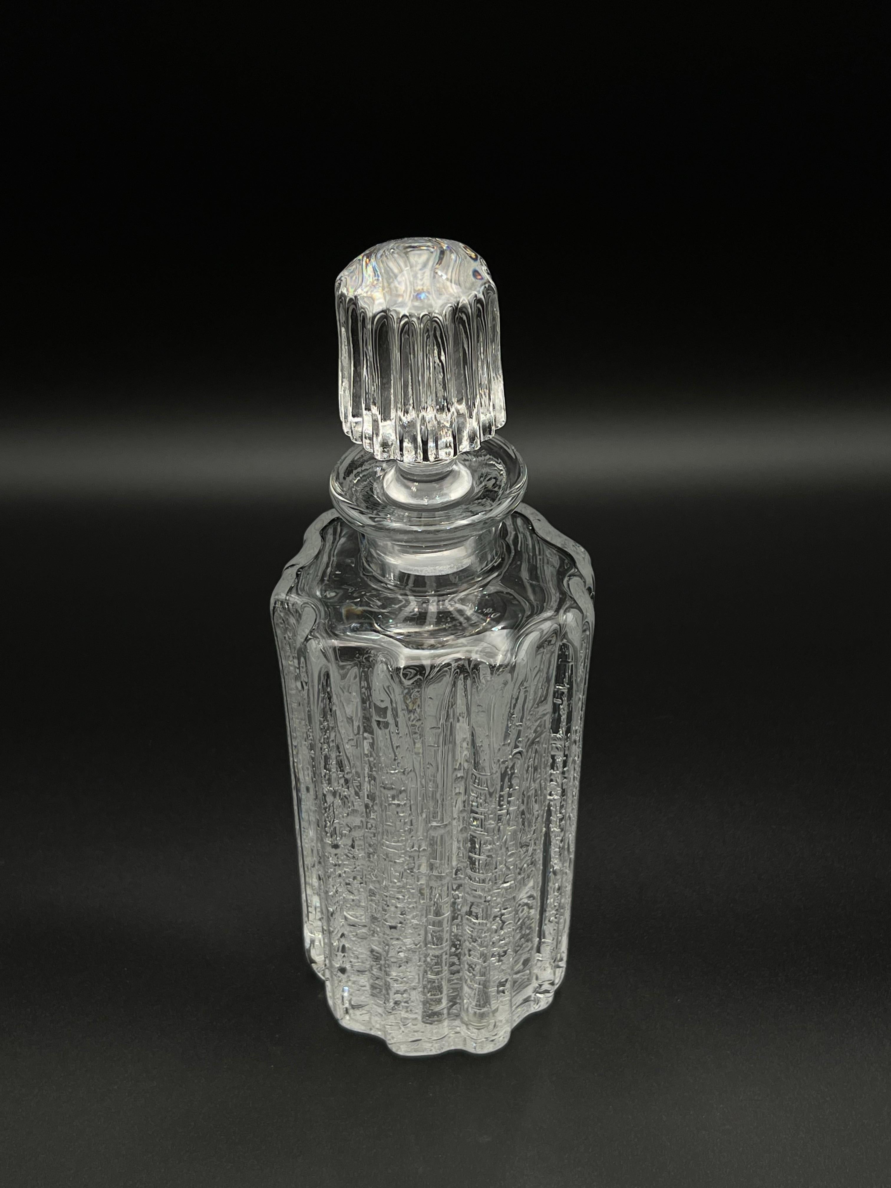 Decantador noruego / escandinavo de vidrio artístico de diseño moderno / de mediados de siglo / de cristal pesado de la década de 1900. 

Diseñado por el famoso icono noruego del vidrio artístico Willy Johansson (1921 - 1993) en 1961. Diseño de